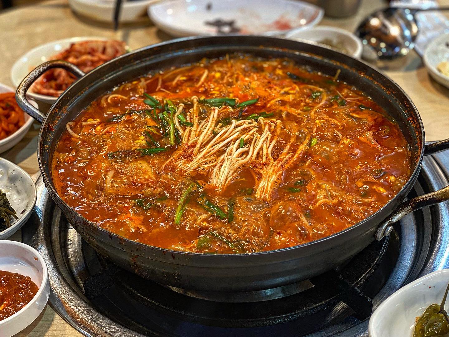 소주안주 딱 대 ! 🤤
오랜만에 글을 쓰는 거 같네요 🥺 인친님들 잘 지내시죠??!
최근 바쁜 일정에 먹스타를 조금 소홀히 한 거 같아 휴무날 날 잡고 냅다 곱창전골 맛집 소개하기 !!!!
이곳은 구월동 예술회관 근처에 위치한 형제한우소곱창이라는 곱창전골 맛집 입니다 !!!🐂❤️
인천에 곱창전골 맛집이 여러군데 있지만 자주가고 즐겨 찾는 곳 중 하나인 !! 이곳은 곱이 실하고 내용물이 알찬 맵고 진한 국물에 곱창전골 맛집이랍니다!!
곱창전골에 소쥬..빠질 수 없죠!!🤣🤣
다먹고 k디트인 라면사리와 날치알치즈볶음밥까지 먹어주었는데 3키로는 기본으로 쪄서 집에 돌아가는 기분이네요🤣🤣
볶음밥이 정말 미쳤어요 🥹🥹탄수화물을 끊어야 다이어트가 된다는데.. 저는 틀려먹은 것 같네요 🤣🤣 다이어트는 다음생에!!
그리고 이곳이 좋은 이유 중 하나가.. 생간과..천엽을 주시는데..
생간은 진짜 싱싱하지 않으면 먹을 수 없는 음식이거든요 ㅜㅜ 
요새 생간을 주는 곳 찾기가 힘든데 .. 좋아하시는 분들이 계신다면 ! 꼭 찾아가보시길!!
오늘도 소주 여러병 혼내주고 나왔네요🤣🐷

🔎 인천 남동구 문화서로18번길 35 형제한우소곱창

월-정기휴무 (매주 월요일)
화-16:00 - 23:30
수-16:00 - 23:30
목-16:00 - 23:30
금-16:00 - 23:30
토-16:00 - 23:30
일-16:00 - 22:30

📞032-421-2820

#내돈내산후기 #구월동맛집 #소곱창전골 #곱창전골맛집 #내돈내산찐후기 #맛집추천 #인천맛집 #수협사거리맛집 #구월동숨은맛집 #먹토리_곱창전골 #먹스타그램 #먹스타소통 #먹스타팔로우 #댓글소통 #댓글맞팔 #협찬디엠✔️ #디엠환영 #소통해요 #맛집추천 #술스타그램 #먹스타그램꿈나무 #맛집공유하기 #곱창전골에소주 #소주안주 #팔로우늘리기 #댓글반사 #먹스타그래머 #라면사리추가 #볶음밥필수 #소곱창전골 #곱창전골추천 #소주안주로최고