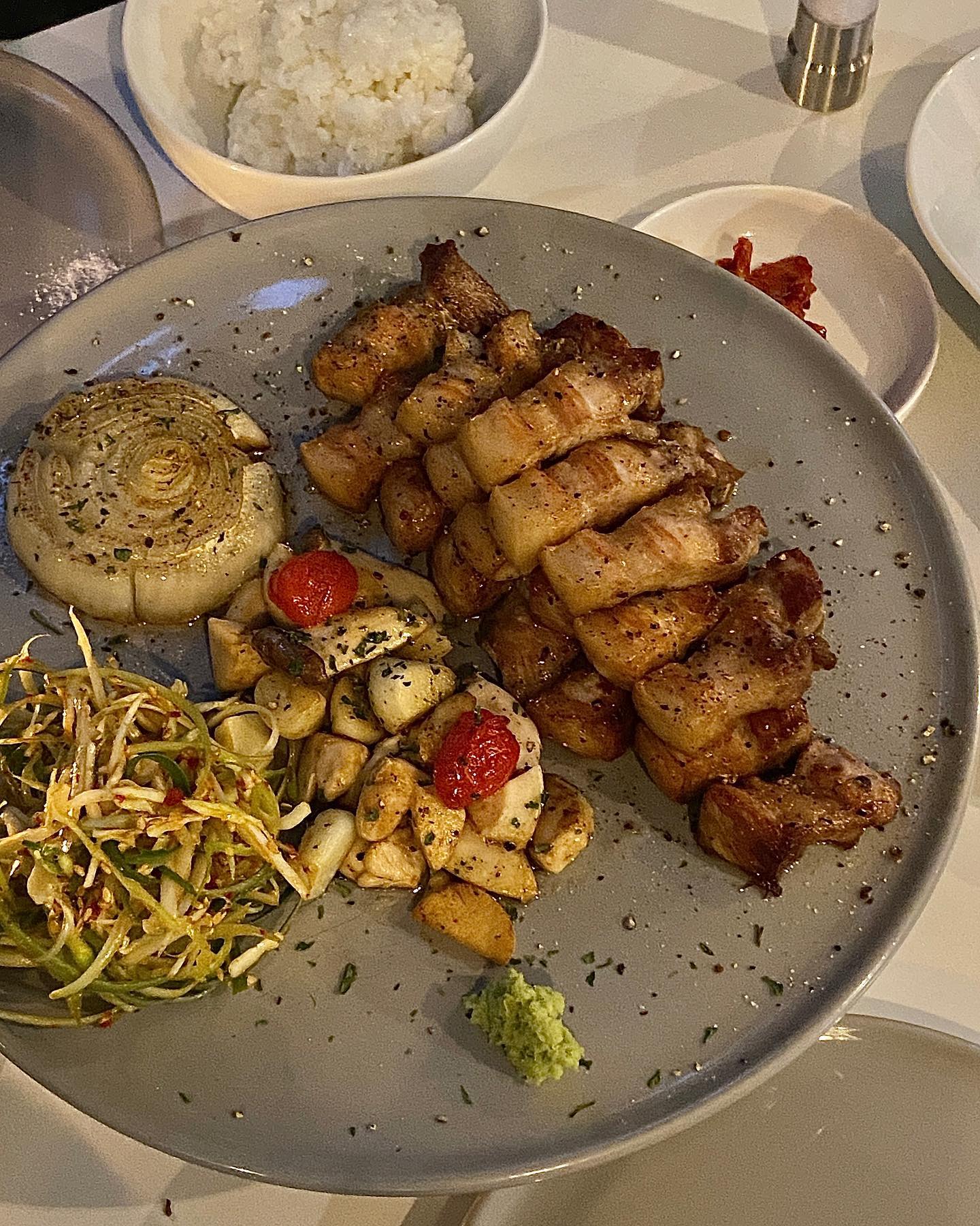 ˗ˋˏ♡ˎˊ˗  맛도리 삼겹살꽃 어떤데 ~ 

#협찬 #고기공방 meat_atelier 

#삼겹살
맛있게 구워서 예쁘게 나오는 삼겹살🥩!!
예전에 맛있게 먹어서 설레는 맘으로 갔어요🏃‍♀️🏃‍♀️
역쉬나 예쁜 플레이팅에다가
명이나물, 파채, 버섯, 양파까지
야무지게 나오더라구요🫶

삼겹살을 분위기 좋게 먹을 수 있다니 🫠
그래서 그런지 소개팅하는 분들도 계시더라구요 ㅎㅎ

#고추장찌개 
삼겹살에 빠질 수 없는 고추장 찌개 .. ♥
감자에다가 삼겹살이 같이 들어가 있고
공기밥은 1번까지 리필도 되어서 든든해요🫶

평일 저녁인데도 웨이팅이 있어서
미리 예써/전화로 예약하길 추천 합니다아 ~~ ❕