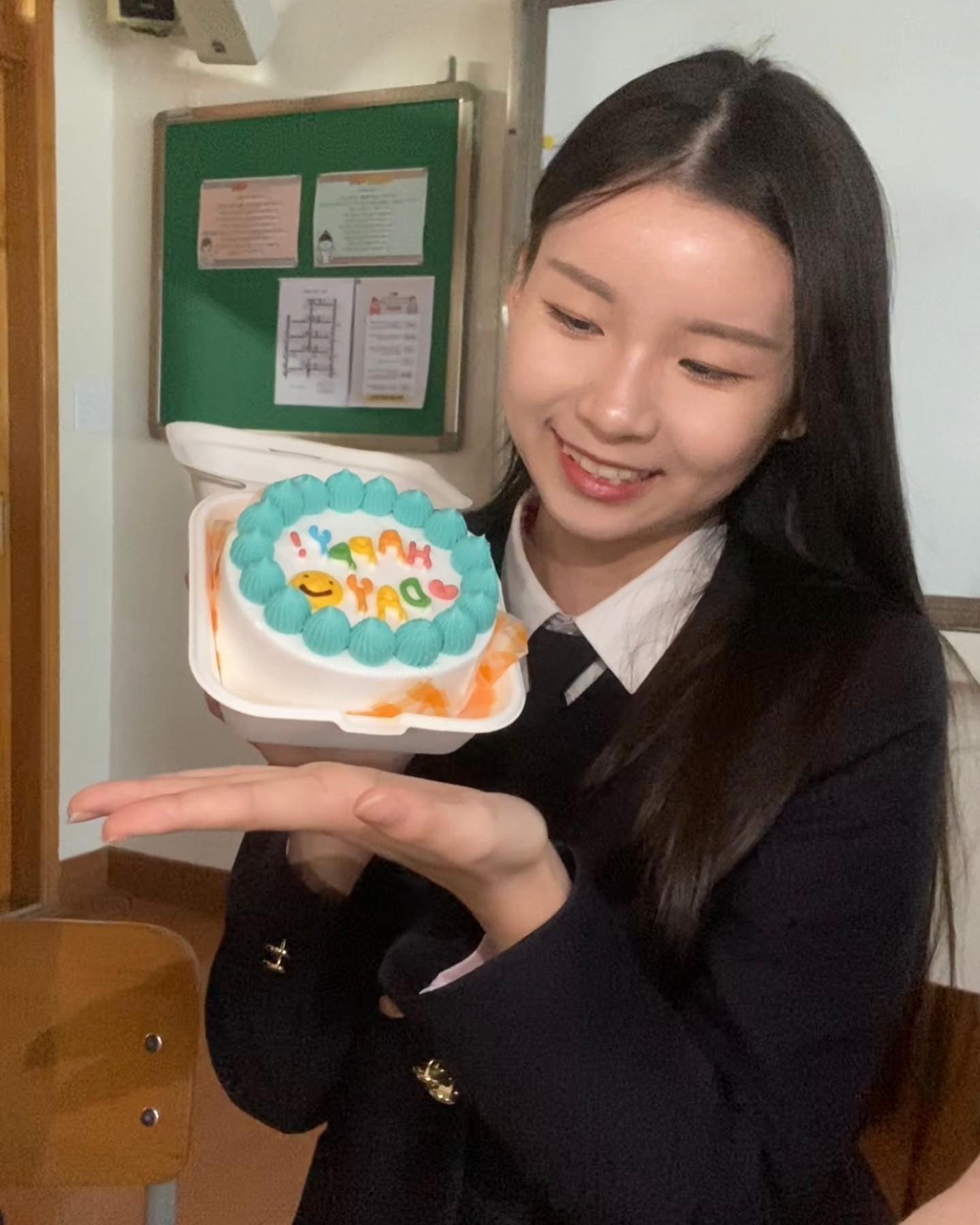 19살의 생일 교복입고 학교에서 칭구들과 보내는거 생각보다 개재밌음  오늘 내 생일에 너네가 있어서 너무 즐거웠어 20대때도 이 인원 그대로 만나자!!!