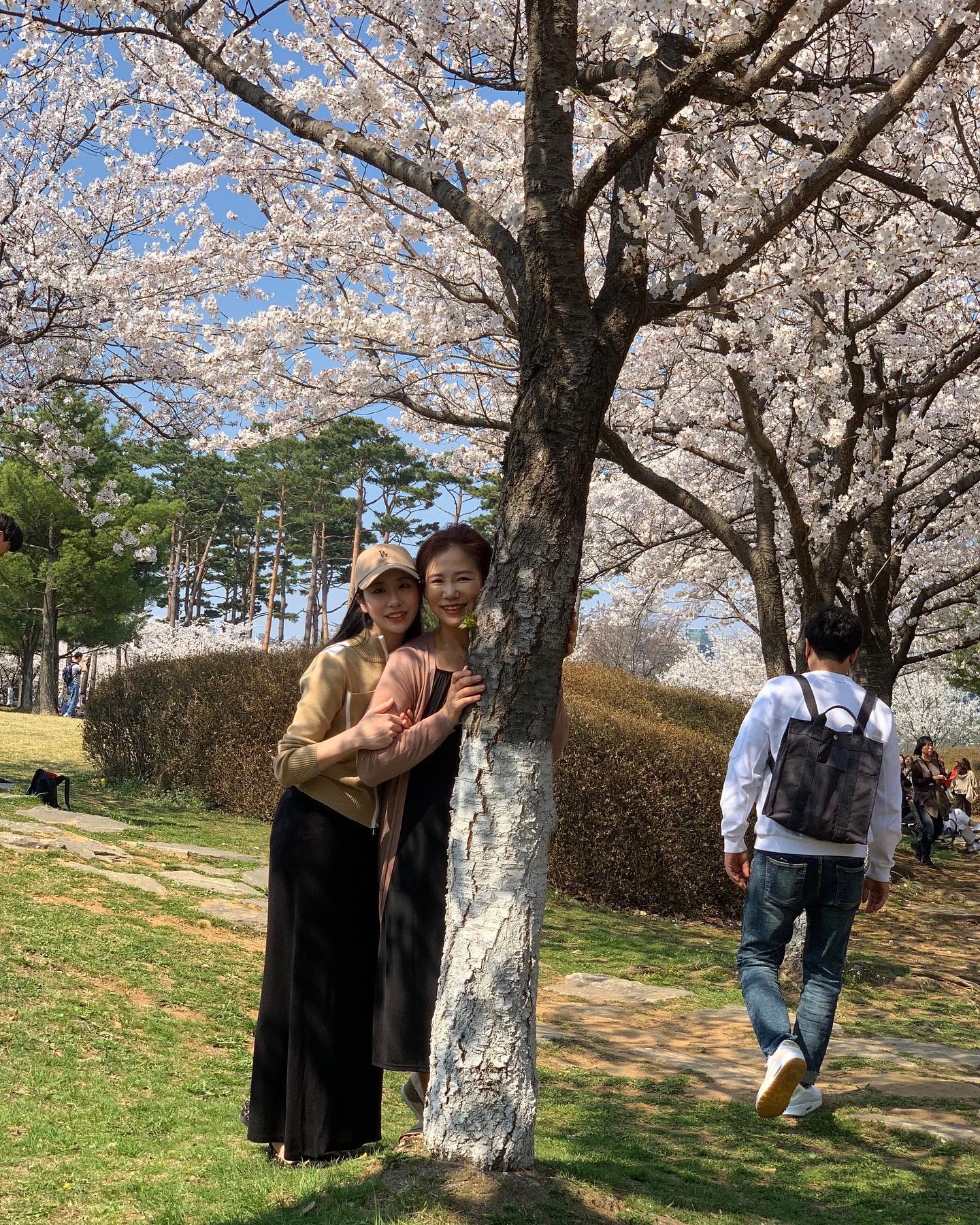 할머니랑 이모랑 호수공원나드리🌸
우리 시하 태어나고 처음보여주는 벚꽃이라 옷까지 맞춰서
핑꾸핑꾸로 입혔는데 계속 놀다가 벚꽃볼때만 잠^^ ㅎㅎ
꽃에 관심이 없는거뉘..

#벚꽃 #호수공원 #일산 #모녀데이트 #가족나드리 #5개월 #아기 #베이비스타그램 #맞팔 #소통 #아들맘 #젊줌마 #잘생쁨