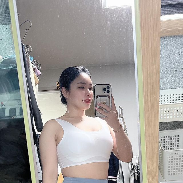 복미정 on Instagram: "#광고 필라테스복 위에 입으면 딱일듯🤍 얇은 심리스브라여서 여름에 딱일듯!! 그리고 포장지자체도 환경을 생각하는 마른파이브 굿! 너무 멋잇어요💙 #마른파이브#쉬