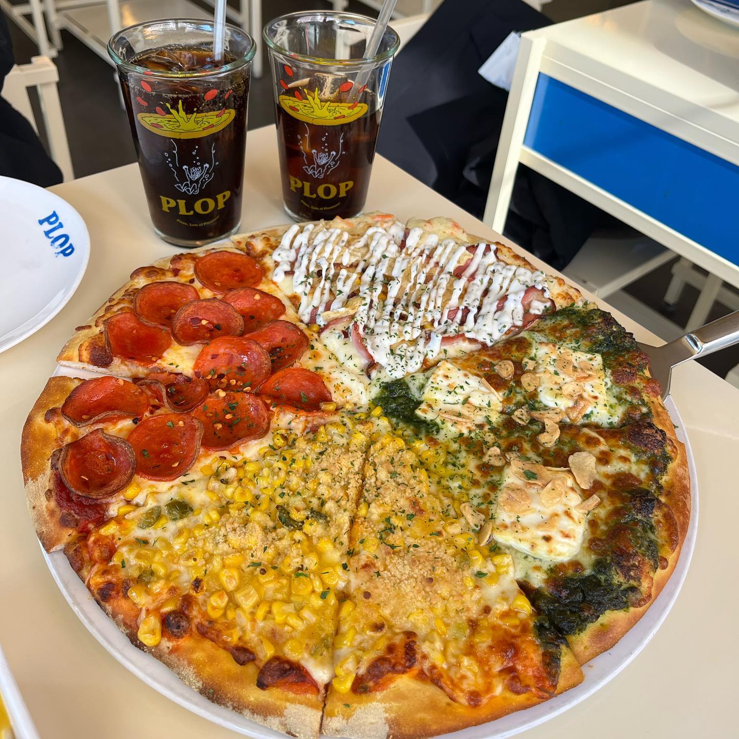 연남동 예쁜 피자집 찾고 있었다면 ?  여기에요 👀
한판에 네가지 맛 즐길 수 있는 쿼터 추천 🍕 
갠적인 선호도는 포테이토 >옥수수 >페퍼로니 >> 바질 

가게도 넘 분위기있어서 데이트 장소로도 추천🤗

평일 낮 방문했는데도 사람 계속 오는걸로 볼 때 주말에는 웨이팅 확률 200프로.. 

야외테라스 석에는 애견동반도 가능하대요 ! 

🏠 #플롭 연남
쿼터 27,000원 

#연남동맛집추천 #플롭연남 #홍대맛집추천 #연남동데이트맛집 #홍대데이트맛집 #먹스타맞팔 #먹팔맞팔 #먹스타맞팔환영 #먹팔해요