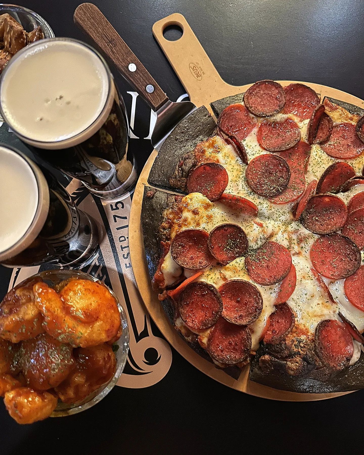 #협찬 72시간 숙성한 수제 블랙도우 페퍼로니피자와 기네스 생맥주를 마실 수 있는곳🍕🍻
⠀
한남 기네스72
⠀
낮엔 한남동브런치, 밤엔 아이리쉬펍으로 운영되는 한남동의 기네스72에 다녀왔습니당:D 기네스를 생맥주로🍺 마실 수 있다구해서 기대를 잔뜩하구 방문했답니당 한남오거리에서 가깝고 붉은색 외관이 눈에 확 띄는 분위기 좋은 펍 입니당🏠
⠀
기네스 생맥주는 처음이라서 너무나도 기대했었는데 정말 말도 못하게 부드러웠어요😋 거품도 쫀득하게 올라가있고 흑맥주의 맛이 깊고도 고급졌답니다ㅠㅠ 이래서 기네스 생맥주를 찾나보다 싶었어요 크리미해서 목넘김이 너무 부드럽더라구요👍~!
⠀
한남동펍 기네스72에서는 페퍼로니피자가 유명하더라구요! 72시간 숙성한 블랙도우로 만들어서 그런지 굉장히 쫄깃하고 페퍼로니와 치즈도 아낌없이 올라가서 짭짤고소하니 아주 맛났답니다ㅎㅎ🍕 도우가 얇아서 바삭한 느낌도 있고 페퍼로니도 노릇하게 구워져 풍미가 좋았답니다
⠀
2층에는 제가 방문한 날에 단체로 생일축하파티를 하고 계셨는데 프라이빗하게 단체로 모임을 가질 수 있는 공간도 있고 널찍하게 이용할 수 있겠더라구요ㅎㅎ 인테리어가 고급져서 품격있는 한남동회식으로도 안성맞춤인 곳! 외국손님들도 많으셔서 외국펍에 온 줄 알았어요ㅎㅎ🎉🎊
⠀
사장님, 직원분들도 엄청 친절하시구 기네스72는 반려동물 동반도 가능하답니다!🐶 기네스에 진심인 곳! 생맥주로 즐기러 한번 들러보세요ㅎㅎ 발렛파킹도 된답니다🚘
⠀
⠀
⠀
⠀
🍕🍻페퍼로니피자+기네스2잔 Set 32.0
🍤쉬림프 밤 Shrimp Bomb 9.0
⠀
⠀
📍서울시 용산구 한남대로21길 24 1, 2층
⏰영업시간 매일 11:00-20:00 (B.T 14:00-17:00)
⠀
⠀
⠀
⠀
⠀
#한남동펍#한남동기네스72#기네스생맥주
#한남동브런치#한남동회식#한남기네스72
#한남동맥주#한남오거리맛집#한남동기네스
#기네스72#한남동데이트#한남동피자
#서울기네스펍#기네스펍#페퍼로니피자맛집
#먹스타그램#맛스타그램#맞팔환영#🍪