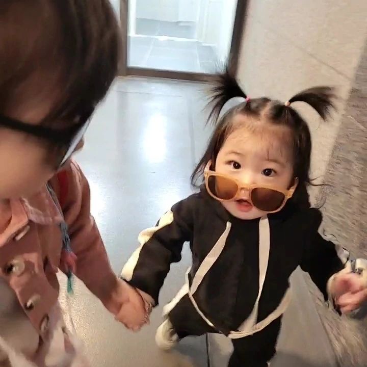 토끼니?🤭다람쥐니?🥰
우리둘째 언니랑 같이가고싶어서 가랑이찢어지겠다ㅋㅋㅋㅋ 언니덕에 걷는건 뭐, 식은죽먹기고 이제 뛸기세ㅋㅋㅋㅋㅋㅋㅋㅋㅋㅋㅋ 요즘은 아무한테나 "야"라고 함ㅋㅋㅋㅋ 휴...ㅋㅋㅋㅋㅋ 슬슬 말하려나봄❤️ 사랑스로미 12개월 울둘째 화이팅:) 

#다니뽀👶🏻❤ #12개월아기