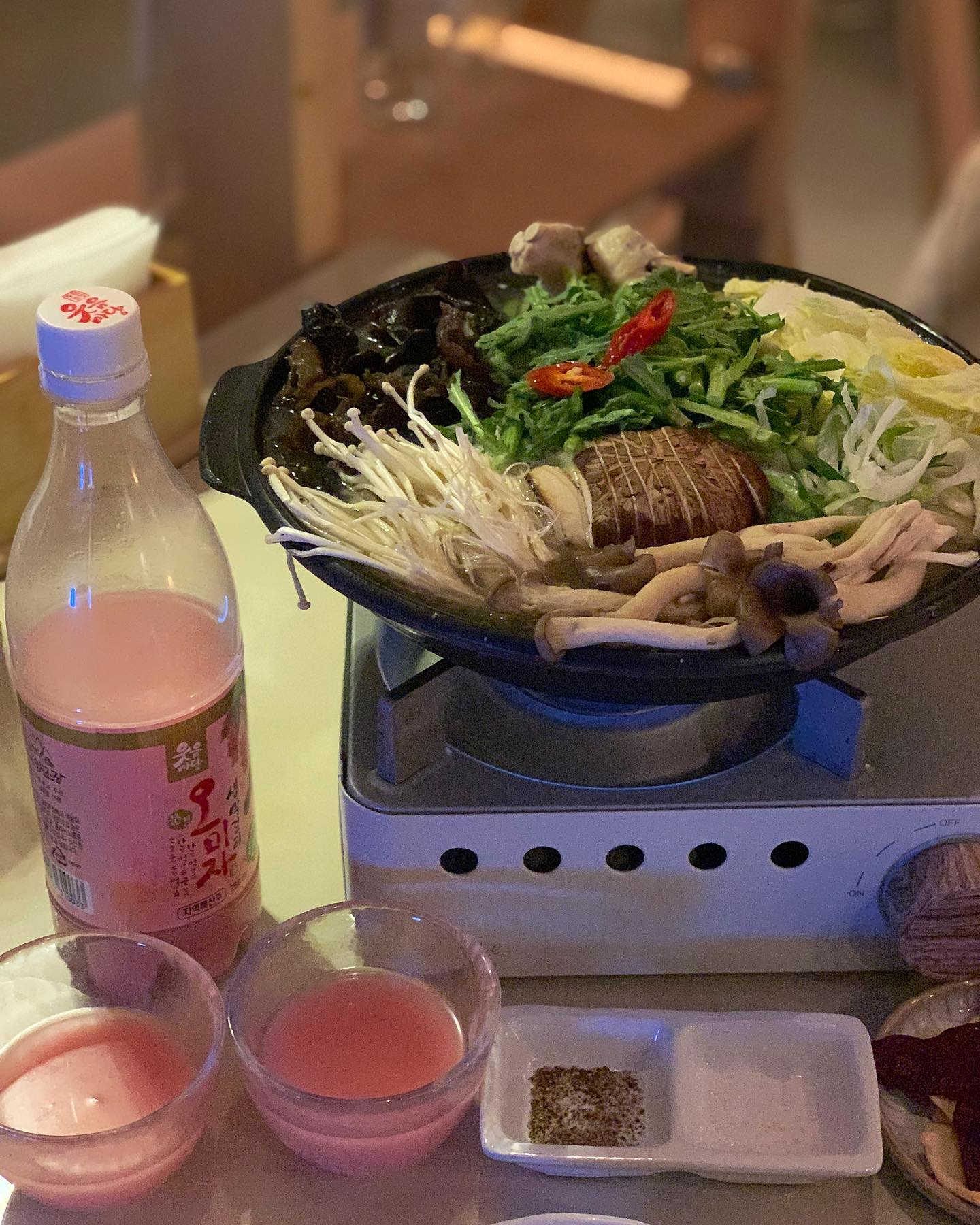 우산을 쓰기도 안쓰기도 애매한 부슬비 내리는 날😂
역시 비오는 날은 막걸리가 최고예용🥰
궁동에도 작교가 생겼다해서 다녀와봤어요!
오미자 막걸리에 닭한마리전골 강추‼️💕
마지막에 죽까지 먹으면 배도 든든해서 넘 좋았어요🔥
.
#대전 #대전맛집 #궁동맛집 #궁동 #궁동술집 #충남대맛집 #작교2 #맛집 #맛스타그램 #맛스타 #맛집투어 #맛집추천 #맛팔 #맛집탐방 #먹스타그램 #먹스타맞팔 #먹방스타그램 #먹부림 #먹스타 #선팔하면맞팔 #먹방그램 #음식 #음식스타그램 #음식사진 #음식추천 #먹팔 #좋아요반사 #좋반 #협찬문의 #협찬가능
