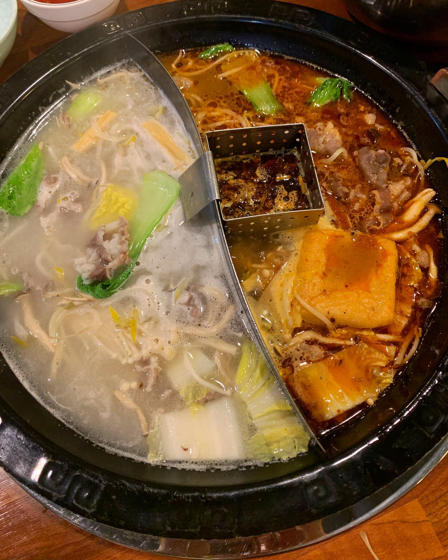 다들 훠궈 좋아하시나욤?🧐
저는 마라탕&훠궈 진짜 넘 좋아하는데 동네에 훠궈 무한리필이 있어서 너무 좋아요😙 요즘 물가가 장난 아니잖아요🥺근데 무한리필이 18,800원이면 가성비도 좋지 않나욤😍
다들 마라탕이나 훠궈 먹을 때 뭐 꼭 넣으시나용?!
저는 소세지랑 고기는 꼭 있어야해요,,육식파임🐷
어떤 분들은 고기 안 넣으신다던데 신기해욤,,😳
.
#월평동 #월평동맛집 #대전 #대전맛집 #갈마동맛집 #대전가볼만한곳 #대전무한리필 #맛집 #맛스타그램 #맛스타 #맛집투어 #맛집추천 #맛팔 #맛집탐방 #먹스타그램 #먹스타맞팔 #먹방스타그램 #먹부림 #먹스타 #선팔하면맞팔 #먹방그램 #음식 #음식스타그램 #음식사진 #음식추천 #먹팔 #좋아요반사 #좋반 #협찬문의 #협찬가능