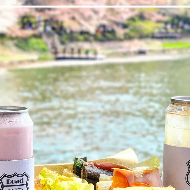 고빵누나⋆강서⋅마포⋅은평⋅연남⋅강남⋅중랑⋅노포⋅맛집⋆ on Instagram: "#광고 [잠실-로드샌드위치]
벚꽃이 활짝 피면서 다들 봄소풍 가실준비 하고계시나요?
이번에 잠실간김에 석촌호수에서 잠시 소풍을 즐

여기는 연결된 공장에서 직접 빵을 제조해서
아침에 받아와 만든다고합니다
그래서 그런지 전 밀가루향을 싫어하는데 향도 안나고 부대낌없이 속도 편안해요👍
모든 요리는 주문 들어올때마다 즉시만들고 🍪쿠키도 직접 만드시더라구요!!

안에 야채들도 신선하며 맛이 깔끔하고 신선한 느낌이들어요
페스츄리빵은 또 식감이 남다르더라구요
이게바로 진정한 겉바속촉인가 싶었어요😍
트러플도 향이 은은하면서 뒷맛에 강하게 나고 잠봉뵈르만의 짬쪼름함을 빵이 잡아주기때문에 조화가 잘맞더라구요!
(이건 비밀인데 조만간 신메뉴나온데요🤭)

✔️로드샌드위치(페스츄리) 7,200원
✔️먹물트러플잠봉뵈르 7,800원
✔️딸기라떼 4,500원
✔️에이드(자몽,레몬,청포도) 4,000원

📍서울특별시 송파구 가락로36길 10 1층

#고빵누나_송파구 @gobbang_nuna

#로드샌드위치#잠실샌드위치#방이동샌드위치#송파샌드위치#샌드위치#샌드위치맛집#서울관광#서울여행#한국관광 #먹팔하면맞팔 #선팔맞팔환영 #선팔 #고빵누나 #잠실맛집 #송파맛집 #먹스타 #먹방 #먹방스타그램 #맛집투어 #맛집추천 #수제쿠키 #잠봉뵈르"