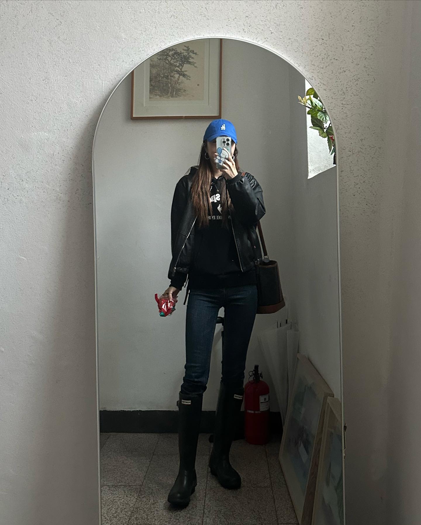 ღ
비올 때 필수템은 바로바로바로 레인부츠와 모자‼️
맘 편히 돌아다닌 haroo🌧️🌧️🌧️
.
.
#hunterboots #rainboots #ballcap