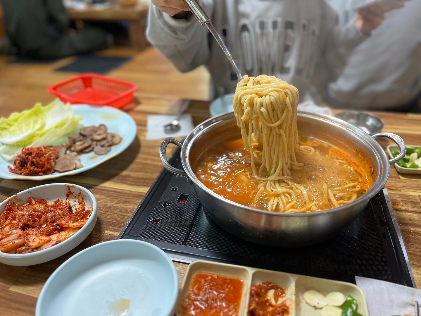 #전통궁중칼국수

📍 충남 공주시 금벽로 679

🏷️ 궁중칼국수 9,0
🏷️ 수육 소짜 15,0

추적추적 비내리는 오늘,
떡껀~한 칼국수 먹으러 공주에 갔다. 
칼국수로 유명한 공주에서
검색하면 가장 상단에 뜰 정도로 맛집으로 이미 소문난 곳. 
얼큰한 국물맛이 응? 매운탕인가 싶었..🤔
말끔한 바지락 칼국수와는 다른 매력!
두울샤브샤브 국물보다는 좀 더 묵직한 버전 느낌.
어쨌든 비오는 날에 먹기 아주 좋았다👍🏻

함께시킨 수육은 소짜 만오천원
썰어놓은 족발인줄~
맛은 괜찮은데 가성비는 별로