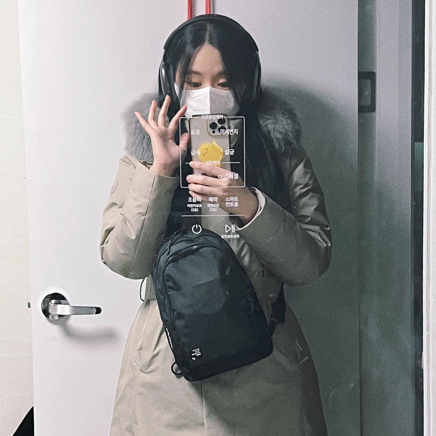 내 삶의 모티브는 '여유'다. 
항상 여유로운 마음으로 여유있게 살고자, 매 순간 스치는 찰나의 그 순간마저 오롯이 나로 살 수 있는 여유를 갈망한다. 시간이란 멈추지 않고 끊임없이 흘러가지만 그 시간 속에서 나의 시간을 챙길 수 있는 건 여유로운 마음 뿐이다. 그래서 여유를 중시한다. 누군가에게서 그런 여유를 느낄 때 매력을 느끼는 이유도 마찬가지다. 약속시간에 늦었는데도 여유를 부리는 걸 말하는 게 아니다.  약속시간까지 이동하는 시간을 여유롭게 계산하여 시간에 쫓기지 않고 5~10분정도 먼저 도착하는 것이 여유가 아닐까? 상대방을 대할때조차 '여유'가 있고 없음의 차이는 분명하다. 여유가 없으면 스스로를 챙기고 컨트롤하기에도 바쁜 반면에, 여유로운 이는 상대방과의 관계에 최선을 다한다.
여유있는 행동이 가끔은 게으르다는 오해를 불러일으킬 수도 있고, 사실 게으른 편인 나는 부정하지 않는다. 게으른 사람에게 일을 시키면 좀더 효율적인 방법을 고안해낸다는 말에 일리가 있고 나 또한 그렇게 생각하기 때문이다. 간혹 게으름을 피우기 위해 부지런해야 할 때가 온다. 부지런했기 때문에 게으름을 피울 수 있는 여유가 생기기도 한다. 게으름과 부지런함은 한 끗 차이가 아닐까. 
모든 인간은 여유를 갈망한다. 자유, Freedom도 같은 의미다. 나는 여유롭고 싶고, 그로인해 여유로운 사람이 좋다.
