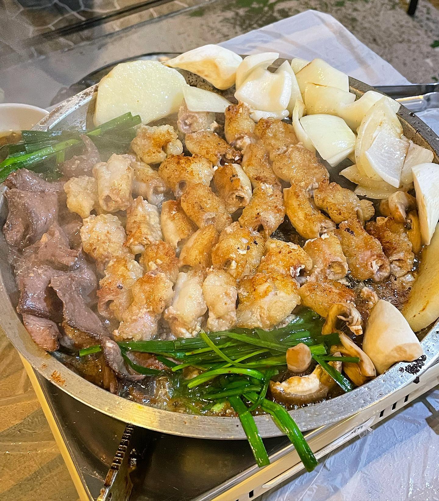#상암맛집 #dmc맛집 #구리돌곱창 

곱이 꽉찬 곱창은 사랑입니다❤️

요즘같이 꿀꿀한 날씨엔 곱창이 땡겨서 츄베릅😋했답니다!

이 전에는 모듬구이도 메뉴에 있던 것 같은데 이제는 없는것 같아요!
소곱창2인 + 볶음밥 주문했습니다.

직원분이 알아서 맛있게 구워주는 점이 좋았고, 곱이 실하게 들어있어 꼬숩게 먹을 수 있었답니다!

마무리 볶음밥도 최고!

상암쪽에 소곱창집은 많이 없어서, 곱창은 NO.1이라고 감히 말 할 수 있을 것 같고, 방송국 근처라 그런지 연예인 사인도 많았어요~

앞으로도 곱창이 땡길 땐 주저없이 여기 갈 것 같네요😝

📍 서울 마포구 성암로15길 29 1층 
⏰ 14pm~23pm (일요일 휴무)
⭐️ 4.5(5) 재방문의사 ⭕️

#메이_마포맛집

#상암술집 #마포술집 #회식장소추천 #서울맛집 #서울술집 #소곱창맛집 #곱창맛집 #상암곱창 #직장인맛집 #연예인맛집 #맛집 #먹스타 #먹팔환영
