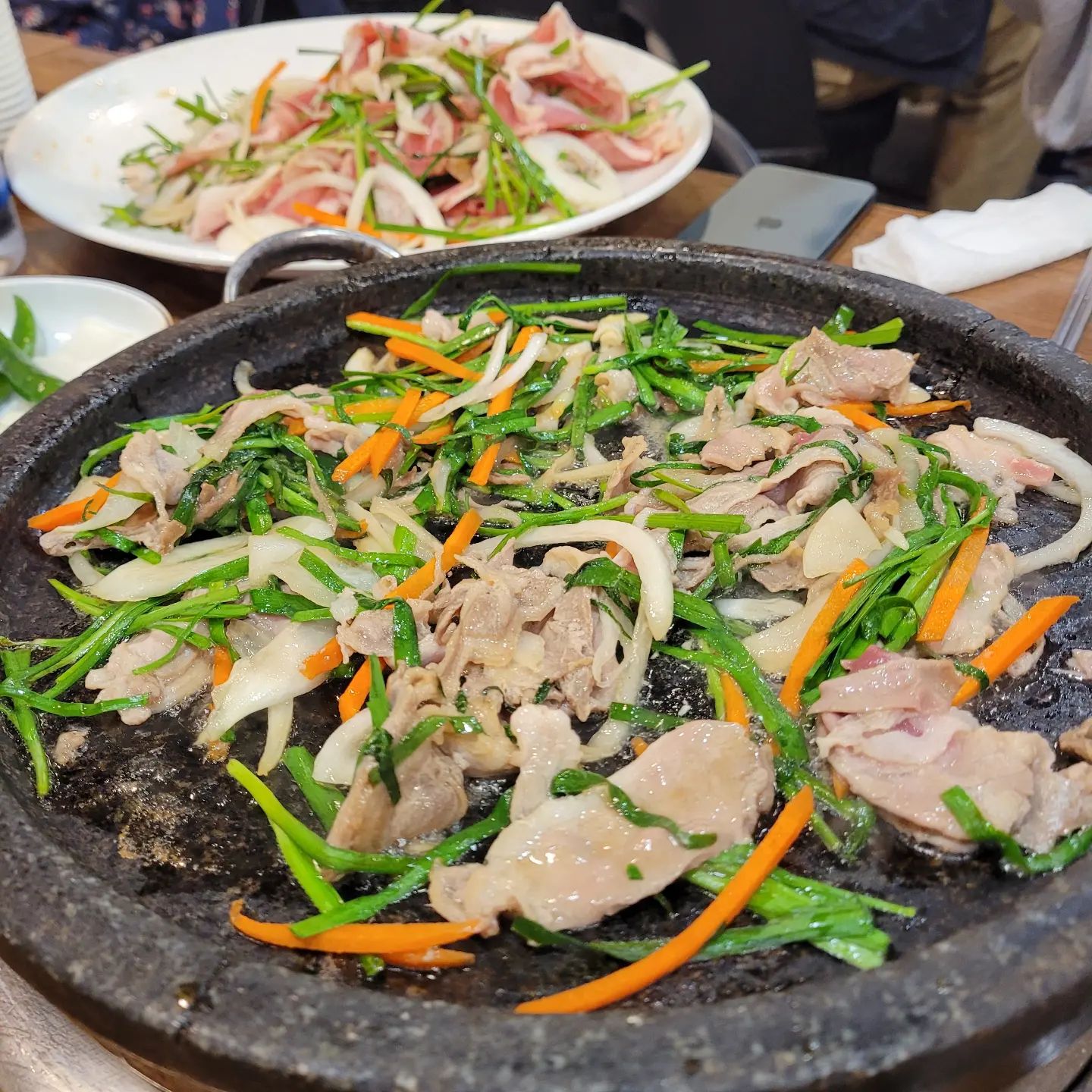 21. 문래 [골목집]
🌽 2인세트 양에 한번 놀라고 맛에 한번 더 놀랐다. 오감탕은 처음 먹어보는데 몸보신 제대로 한 맛이다. 둘이서 배터지게 먹고 2인이지만 셋이 먹을양이라고 생각했다. 볶음밥에 치즈추가는 진짜 필수..넘 꿀맛. .
#골목집 #오리불고기 #오감탕 #볶음밥치즈추가