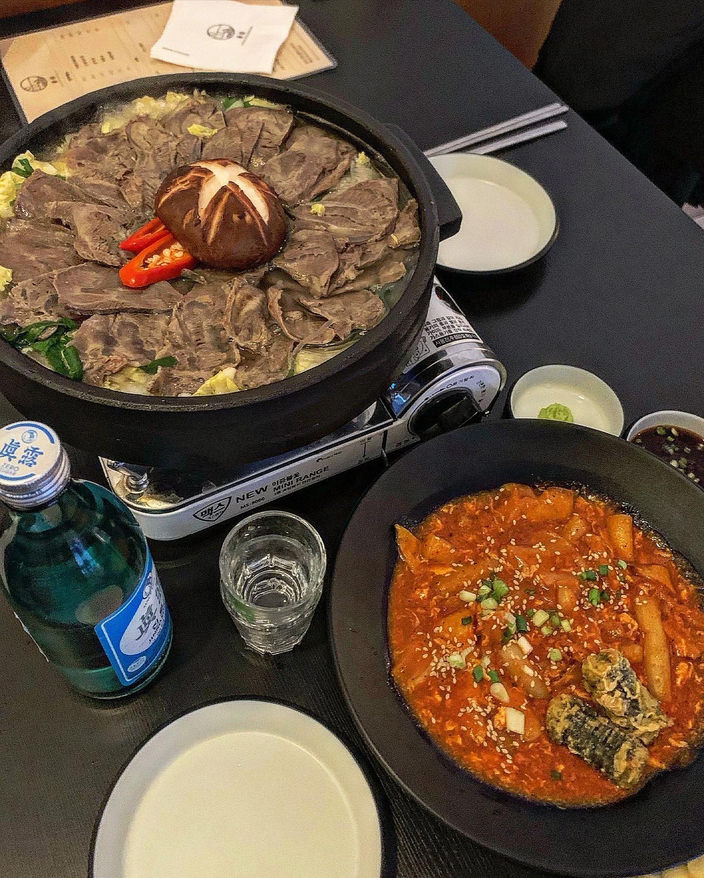 #협찬 📍삼덕동 #윤슬

💟아롱사태전골 24.0
💟감자전 14.0
💟떡볶이 7.0

아롱사태전골과 순두부찌개로 유명한 삼덕동 핫플 
윤슬에 다녀왔어요!❤️

실내 인테리어가 깔끔하고 야외 테라스는 
한옥의 멋스러움이 느껴지면서 바람도 선선하니
술 한잔 걸치기 좋은 곳🫶

아롱사태전골은 야채와 소고기 한가득 푸짐하고 
육수도 깔끔하니 소주안주로 최고였구요👍

이 날 비도 왔어서 감자전이 너무 땡겨서 함께 주문했는데 
감자가 얇게 채썰려 바삭하면서 쫀득한 감자전이어서 
너무 맛있었어요..😍

매콤한 안주도 빠질 수 없으니 주문한 떡볶이는 꾸덕하고 
감칠맛 가득한 소스에 추억의 학교앞 떡볶이 맛 나는 메뉴 :)

직원분들 모두 친절하시고 음식도 간이 적당하면서 
양도 푸짐해서 가성비 좋은 곳이었습니다 ㅎㅎ

분위기도 한옥풍에 자리들이 방 하나당 테이블  두개정도로 
간격도 넓고 야외테라스 자리도 있어서 
더 아늑한 분위기를 즐길 수 있었던 윤슬!!
삼덕동 가시는 분들은 꼭 한번 방문해보세요 👻

#윤슬#대구맛집#대구술집#대구핫플#삼덕동술집#삼덕동핫플#삼덕동맛집#핫플술집#감성술집 

#먹팔 #먹스타그램 #먹스타맞팔 #먹스타소통 #오늘뭐먹지 #좋아요반사 #좋반 #like4likes #fff #선팔맞팔