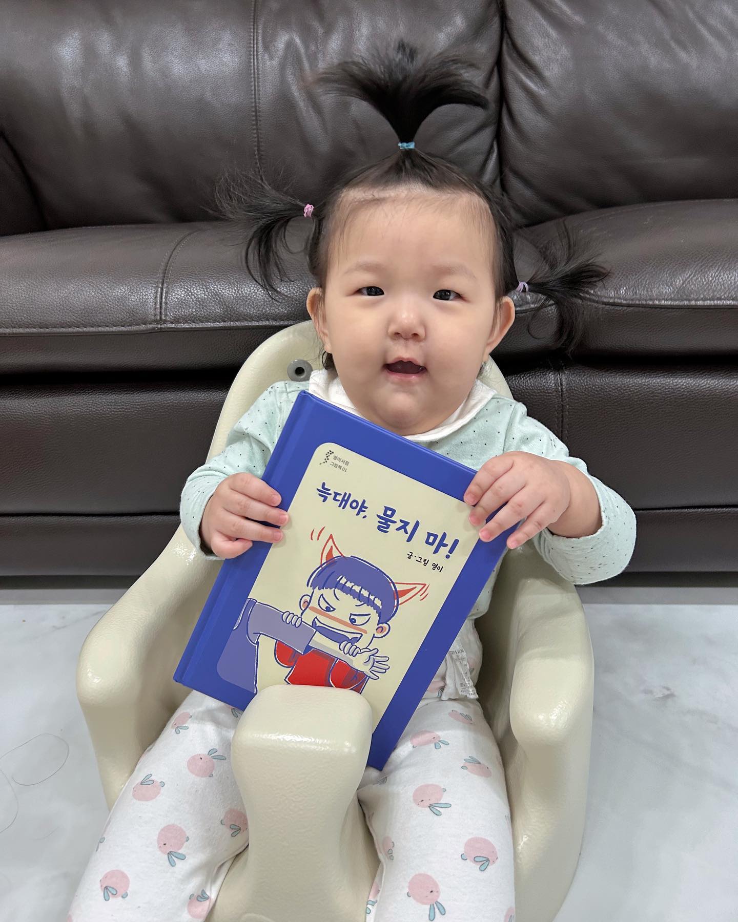 .
늑대야, 물지 마!
글•그림  영이
출판사  영이서점

우리집에는 아기 늑대가 살아요
기분이 좋을 때도 앙🫦
기분이 나쁠 때도 앙🫦
흥에 겨워 신이날 때도 앙🫦
눈꺼플이 무거워 졸릴 때도 앙🫦

아이들마다 표현의 방식이 다르듯
하랑이는 어깨를 무는 것으로 본인의 감정을 표출하곤 하는데..(기분에 따라 무는 강도가 다름이 포인트)
우리 하랑이가 왜 무는지 알아볼까..?

아이가 잡기에도 부담없는 책 사이즈
무는 아이의 심리와 감정을 직관적인 글과 그림으로 표현한 책으로 감정에 익숙하지 않는 감정에 대해 배우는 감정교감 필요한아이들에게 도움이 되는 책이에요

두 아이들과 함께 읽어 보며 읽는 내내 별하는 “엄마 하랑이가 말을 못 해서 무나봐~”, ”유치원에도 무는 친구 있는데 책 가져가서 같이 봐야겠다.“ (유치원에 책을 가져간 별하🤭)

일상적인 이야기를 통해 아이에게 교훈을 주는,무는 아이를 늑대로 표현하며 물면 안되는 이유와 무는 아이도 물린아이도 서로의 감정을 느껴 볼 수 있는 책으로 아이들과 함께 재밌게 읽으며 이야기 나눌 수 있는 책으로 추천드려요

#서평 #영이서점 #늑대야물지마 #감정교육