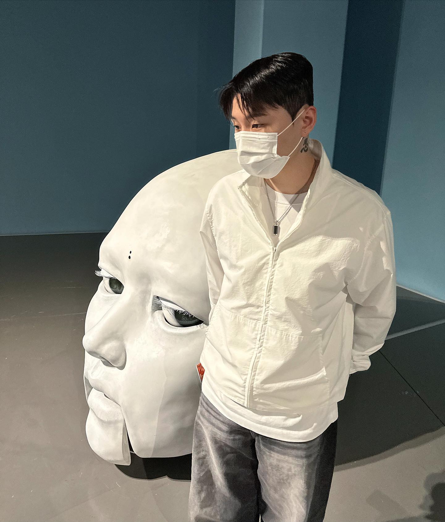누가 더 울상인지 겨뤄보자