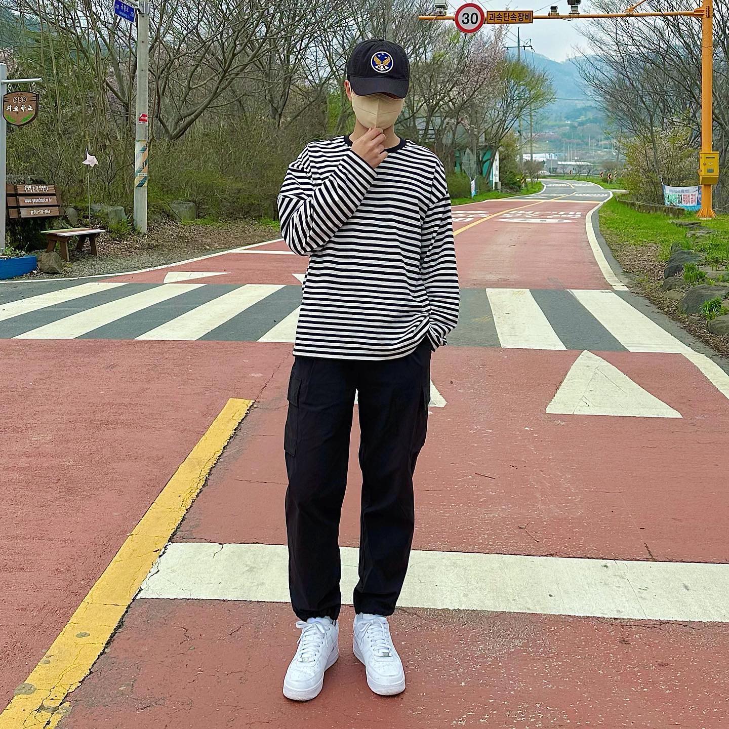 #협찬
 오늘은 birdsfit_mask_official 에서 “[KF94 컬러마스크 (코랄 핑크, 연베이지, 베이지, 네이비)]”를 제공받았습니다!

 버즈핏은 소울리스좌와 협업, 치어리더, 유명 운동선수들의 공식 협찬사로 많은 분들께 알려져있는 마스크 브랜드인데요 !! 😷

 아직 유행중인 코로나와 독감으로 마스크가 필요한 상황인데요 ! 
 제가 일을 하면서 직접 장시간 착용해본 결과, 숨쉬기가 편하고 이어밴드가 잘늘어나서 귀가 아프지 않았습니다 !!
 또, 마스크가 새부리형 브이라인 핏이라서 얼굴이 작아보이는 효과도 있답니다 !! 👍

 퀄리티 좋고 편한 마스크 찾으시는 분들은 ‘버즈핏 마스크’ 어떠신가요-! 👏

birdsfit_mask_official 
birdsfit_mask_official
birdsfit_mask_official