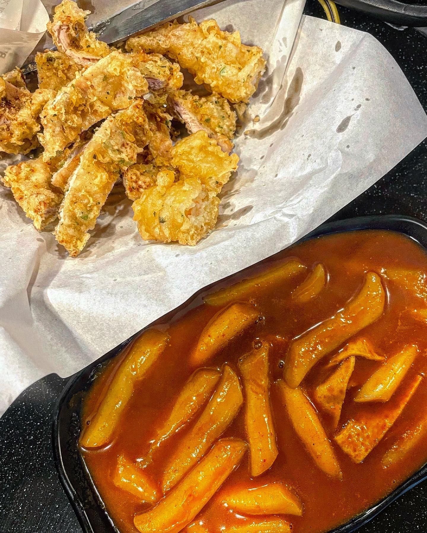 이대 삭 수제튀김 전문점 #이대맛집 #삭 🍤

약간 매콤하고 달짝찌근한 삭 떡볶이에 새우튀김과 닭가슴살튀김 !!! 🤍🙄✨ 간장에 찍어먹고 떡볶이 소스에 찍어먹고 .. 양이 정말 많아요 😍 근데 먹다가 혼자 흥분해서 해쉬브라운까지 추가해서 야무지게 먹어버림 ㅎㅎ