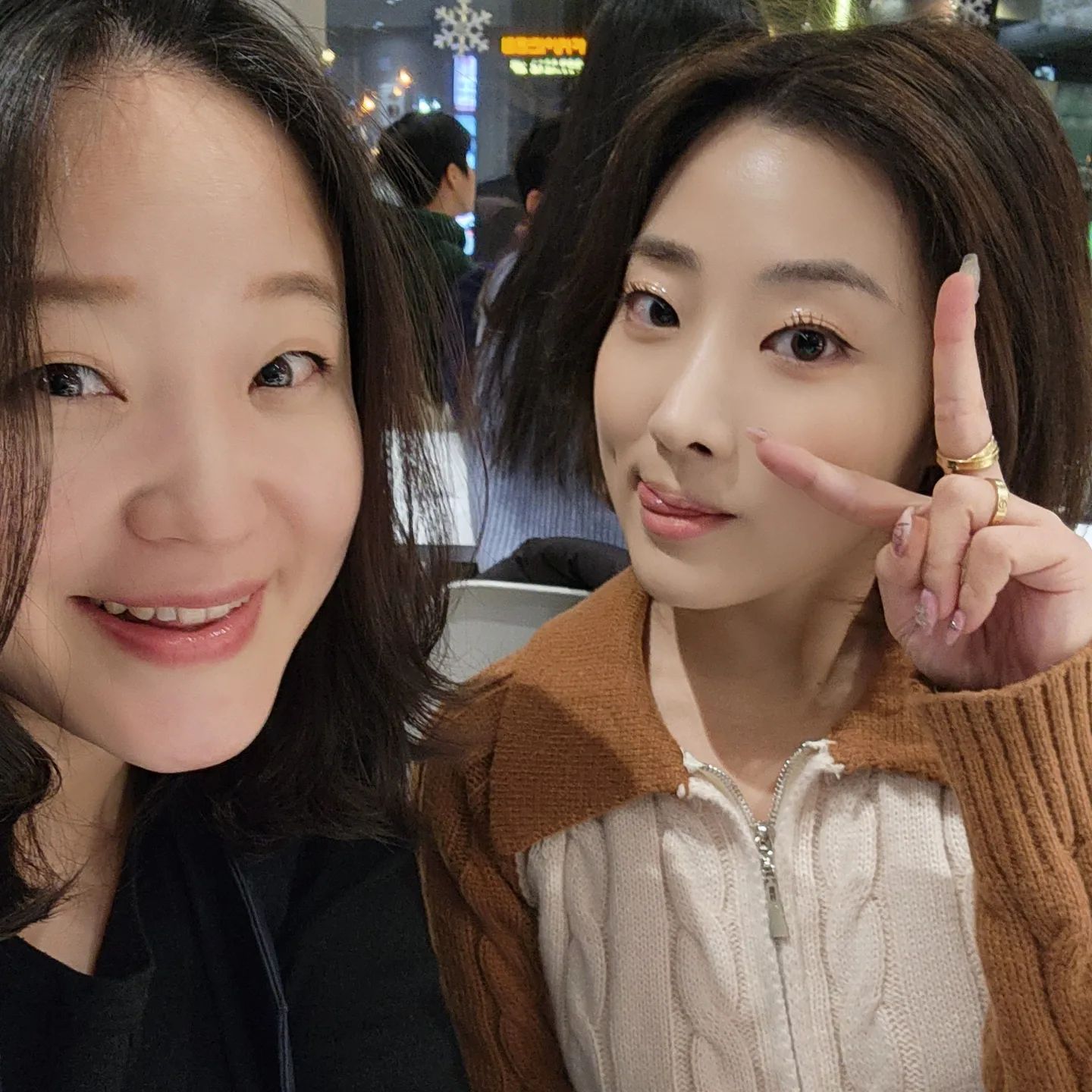 틱톡, 숏츠, 릴스에서
누구나 한번쯤 꼭 보셨을 쉐리님!! sherrylimc
넘넘 팬인데 직접 만났어요 😍

약 2년전 틱톡 처음 깔고
이런저런 컨텐츠를 보다가
눈에 딱!! 들어왔던 크리에이터 중 하나💕

팔로워가 얼마 안되던 때였지만
뭔가 크~게 될 것 같은 매력과 에너지가
화면을 뚫고 나왔었어요.

미국 유학 경험을 바탕으로
영어, POV연기 립싱크, 코미디, 미국문화..
딱~꼬집어서 무슨 카테고리다!!
라고 하기 어렵지만 

특정 카테고리에 들어가지 않아도
그냥 '쉐리' 라는 이름 그 자체로 
브랜드가 된 것 같아서
오래된 팬인 저로선 넘 자랑스럽고 ㅎㅎ
만나서 길게 이야기 할 수 있는 기회가 생겨
너무너무 반갑고 감사했어요💕

틱톡 팔로워 230만
유튜브 구독자 25만이면
이미 큰 성과를 냈다고 생각 할 수 있는데

제가 생각했던 것보다
더 큰 비전을 가지고 높은 목표를 향해
진지하게 고민하면서 꾸준히 달리고 계시더라구요👍

프로페셔널한 20대에게 
값진 에너지를 수혈 받은
아주 소중한 시간였어요

사실 이미 몇달 전에 만났는데..
더 잘쓰고 싶어서 고민하다가 이제야 ㅎㅎ

✅️ 영상에서도 예쁘지만, 실물은 더 예뻐요

✅️ 역시, 시간을 돈 이상으로 소중히 여기며 효율적으로 일하시더라구요

✅️ 선택 범위가 넓어져서 고민될 일들도 많을만한데, 정확한 방향 하나를 향해 가는 모습을 보니 책 <원씽> 이 생각났어요

늘 응원할게요 💕🙆‍♀️🐧

#틱톡커 #쉐리 #유튜버 #크리에이터 #성덕 #추운펭귄