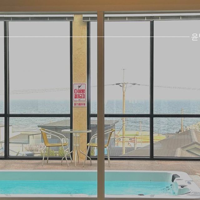 윤방울 𝑡𝑟𝑎𝑣𝑒𝑙𝑙𝑒𝑟 on Instagram: "📍포항 송라 #유앤미풀빌라 ▫️체크인 15:00 체크아웃 11:00 ▫️비성수기 평일 27만원 ~ 주말 38만원 ~ 성수기 최대 65만원 시설 좋고 깨끗한 포