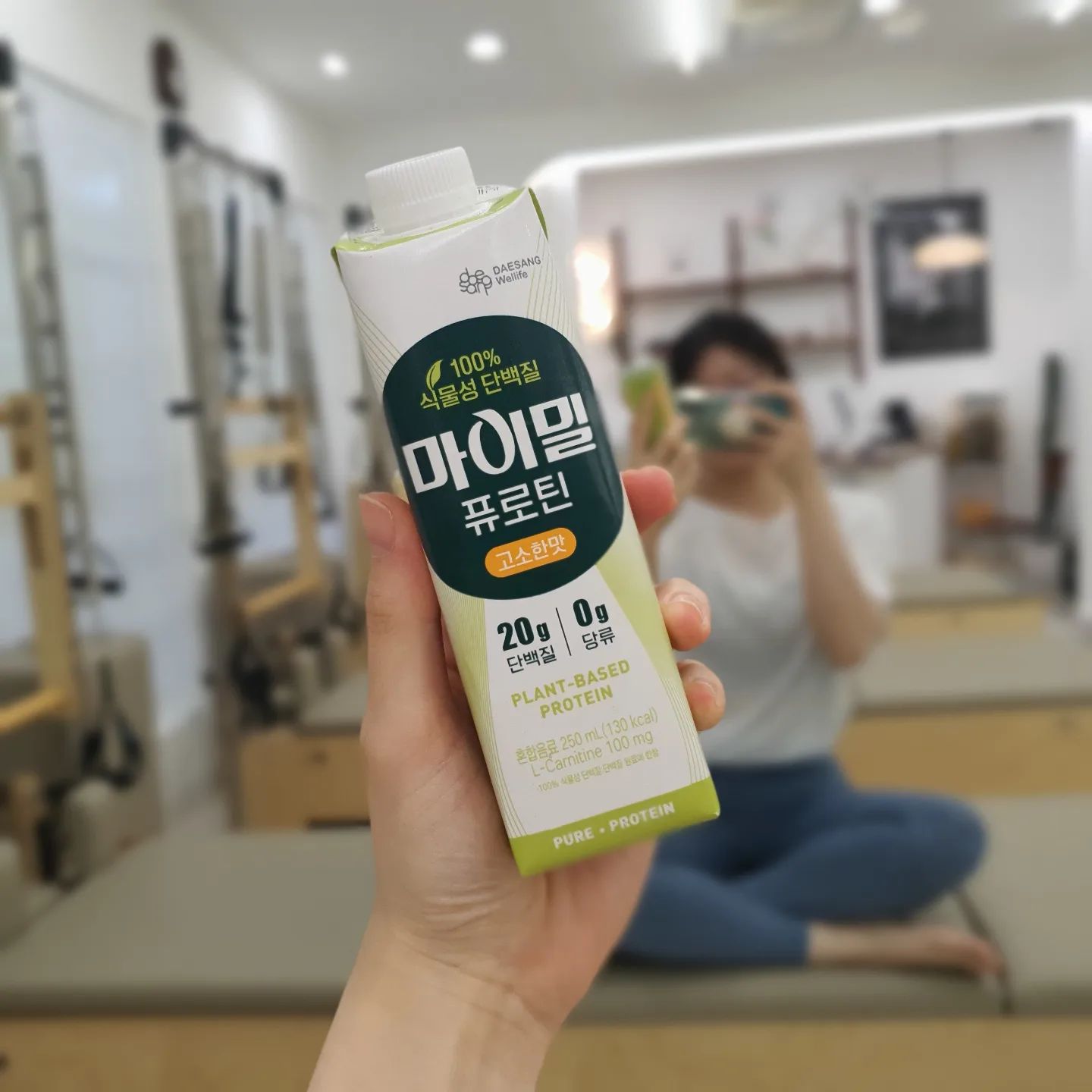 #협찬 마이밀 신상 단백질 음료 💪마이밀 퓨로틴💪
.
단백질 쉽고 간편하게 챙겨먹는 건 단백질 음료가 최고~
.
편의점가서 마이밀 음료보고 오 이건뭐지? 신상인가? 했는데 신상 맞더라구요ㅎㅎ
.
마이밀에서 협찬으로 한박스 보내주셔서 먹어봤는데 고소하고 특유의 단백질 비린맛이 없어서 너무 맛있어요!!
.
그냥 먹기도하고, 그래놀라를 말아먹어도 맛있더라구요👍
.
1팩에 20g의 100% 식물성 단백질을 섭취할 수 있고, 당류 zero 단백질 음료에요. 아미노산이랑 비타민, 미네랄까지 꼼꼼하게 함유되어 있어요ㅎㅎ 성분까지 좋은 마이밀 퓨로틴❤️‍🔥
.
고소한맛이 너무 맛있어서 초코맛도 매우 기대가 되는 중ㅎㅎ 다음에 초코맛 사먹어봐야겠어요.
.
제조원: 대상웰라이프(주)천안2공장
.
#마이밀 #마이밀퓨로틴 #퓨로틴 #편의점단백질음료 #식물성단백질 #단백질음료 #단백질음료추천 #대상마이밀 #이준호단백질