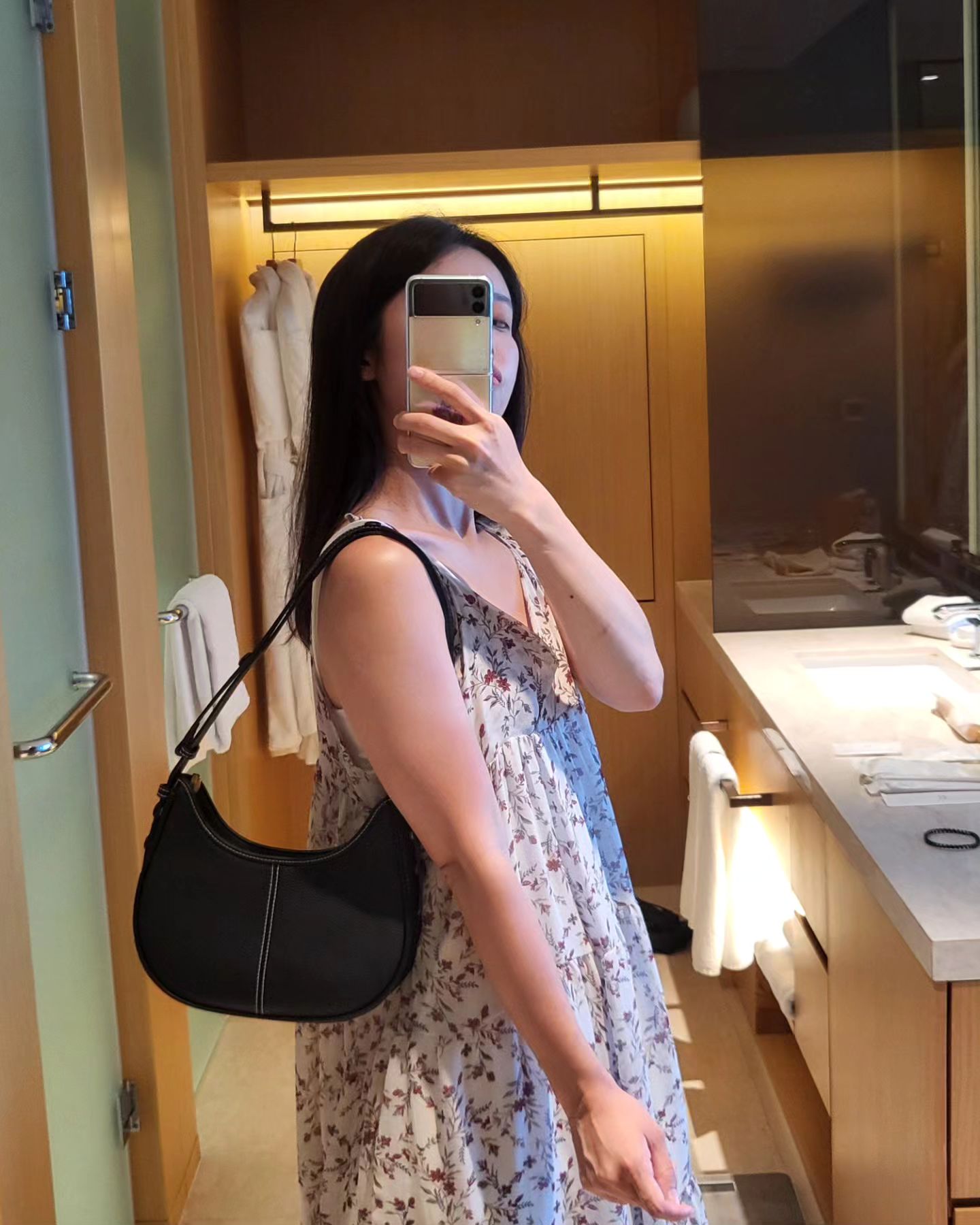 #듀의출근룩 #ootd #협찬

다낭 여행중 저와 함께 꼭 붙어다니고 있는 레데이즈가방🩷
소가죽이라 스크래치에 강해 편하게 사용할 수 있어서 출근가방, 여행가방으로 딱좋아용
저렴임에도 불구하고 퀄리티가 좋아서 추천하는 가방입니다✨️✨️

#프리미엄가방 #소가죽가방 #가방선물 #레데이즈가방