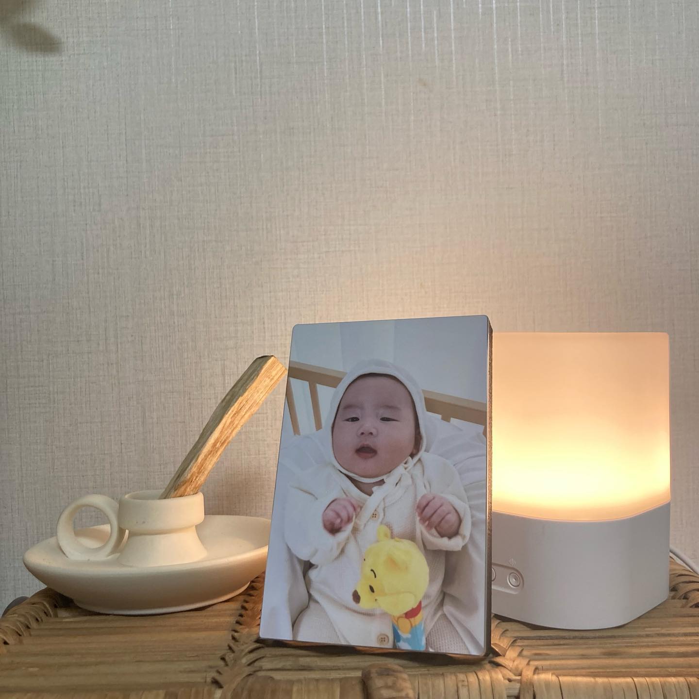 #협찬

아기가 태어나 금방 자라나는 지금 모습을 남겨주고 싶어  픽쳐다이스에서 액자를 만들어보았어요👶🏻❣️

카카오톡으로 사진을 드리며 상담을 하고 보내주시는데 너무 친절하시고 확인작업까지 꼼꼼히 해주셨어요😀

알루미늄 특수코팅으로 소중한 추억이 담긴 사진을 오래도록 그대로 유지하며 보관할 수 있어요!! 
유광, 무광, 펄 3가지 재질이며 사진의 선명도나 배경색에 따라 원하는대로 고를 수 있어요~!!!

저는 유광으로 했는데 적당히 광이 나며 사진이 고급스러워 보여서 좋았어요😊 
거치대를 껴서 세우기 쉽고 인테리어로도 좋아 만족스러워요🎁😊

✔️스토어링크 https://smartstore.naver.com/good_bro/products/6610975878

✔️인스타그램
https://www.instagram.com/pi_pa0321

#커스텀액자 #스마트폰사진액자 #사진액자주문제작