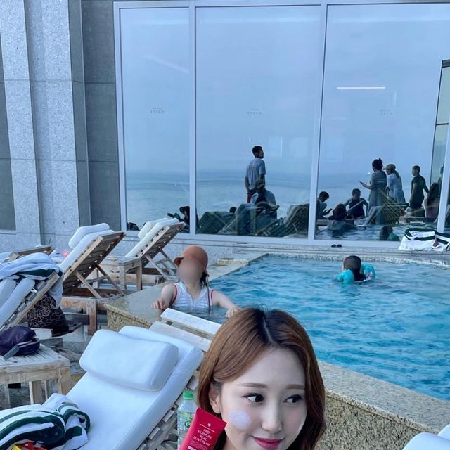하니쥬 ෆ on Instagram: "#협찬 요즘 저의 최애 선크림☀️ ❤️메디큐브 레드 모이스처 리얼 선크림❤️ 데일리로, 뜨거운 야외 활동에도 꼭 챙겨가는 제품인데요➰ 수분크림처럼 촉촉한 제