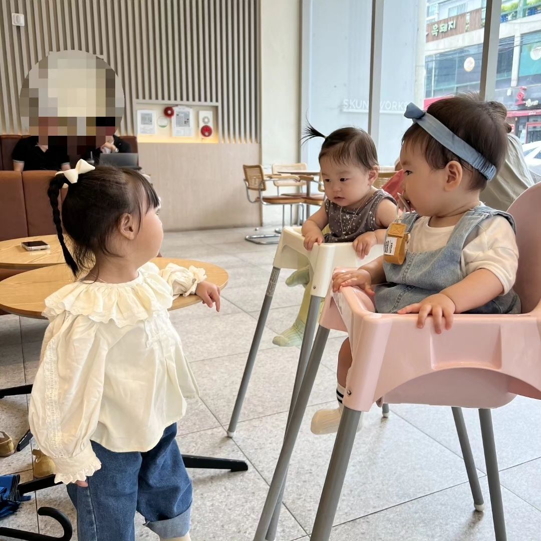 슬아, 유나 첫만남😍❤️
3살 아기와 2살 아기 두명ㅎㅎㅎ
귀욥구먀 ~

 #육아기록 #베이비모델