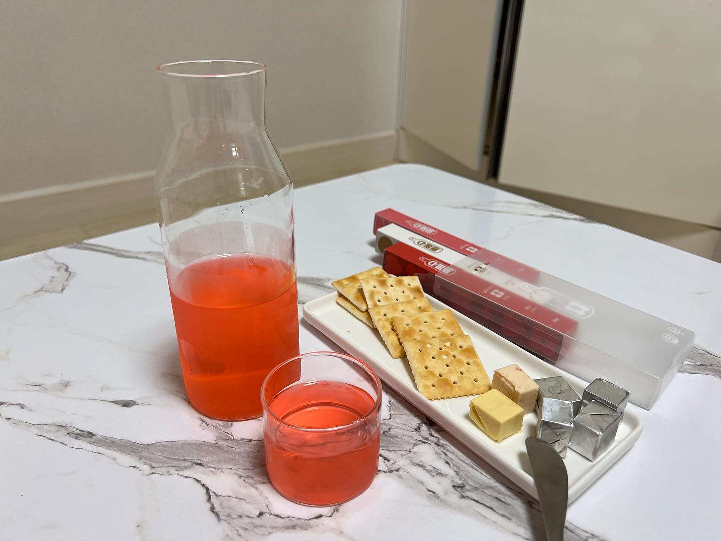 알쓰 드르와
양주 비싸고 부담스러운 사람 드르와👏
맛있고 색도 이뻐서 너무 마음에 드는 수레타 뿅!😍
빨간색은 완전 빨갛고 시트러스는  이쁜 핑크색!🥰
기분내고 싶을때 딱 수레타뿅❤️
쟁여야해😍

 #협찬 #칵테일 #하이볼 #수레타 #수레타뿅 #주류첨가제 #소주첨가제 #소주칵테일 만들기 #술에타면맛있게뿅간다!RTD #수레타뿅믹스(핑크+레드+골드)세트 #수레타뿅레드스위트 #수레타뿅핑크트로피칼 #수레타뿅골드몰트 #수레타뿅블랙프리미엄 #수레타뿅믹스(레드+핑크+골드)
 #알콜런 #술스타그램 #이쁜술