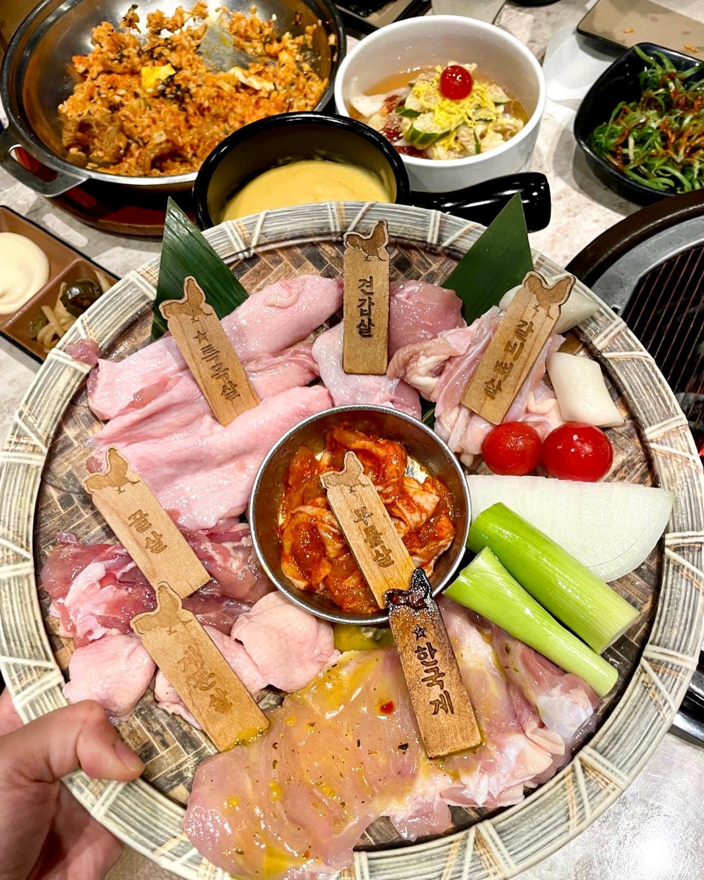 #협찬
🐾<한국계 잠실방이점>
요즘 엄청나게 핫한 방이동맛집
한국계 저도 다녀왔습니다‼️
한국계는 god 손호영 사장님이 운영하는 
닭특수부위 전문점인데요.
연예인 맛집이라 운좋으면 연예인도
볼 수 있다고 하더라구요~!
방이점은 브레이크타임이 따로 없어서 
언제든 부담없이 편할 때 방문할 수가 있어요😚

한국계는 100% 국산 닭고기를 사용하여
육질이 부드러우면서 쫀득쫀득한게
넘나 신선하고 맛있구요🐓
자체개발한 레몬소스로 재워 닭고기 특유의
느끼한 맛 없이 상큼하게 맛볼 수 있었어요.
특히 이집 치즈퐁듀가 대박이었는데
닭구이에 치즈를 휘감아 먹으면 완전 핵꿀맛!🧡

인테리어도 고급스럽고 깔끔한데다
밑반찬 종류도 다양하고 사이드 메뉴 또한 
고기와 잘 어울려 만족도가 높았답니다.
메인부터 사이드까지 완벽 그 자체였어요
역시 유명한데는 다 있구나 싶더군요👏

📍한국계 방이직영점 
-주소: 서울 송파구 오금로11길 71층(주차가능, 발렛주차가능)
-전화번호: 010-3710-1982
-영업시간: 매일 11:30 -24:00

📍한국계 잠실새내점
-주소: 서울 송파구 올림픽로8길 10(주차가능) 
-전화번호: 0507-1462-7079
-영업시간: 매일 11:30 -23:00

#한국계 #닭특수부위 #방이동한국계 
#방이동맛집 #잠실역맛집 #송리단길맛집
#서울맛집 #잠실소피텔맛집 #잠실새내한국계