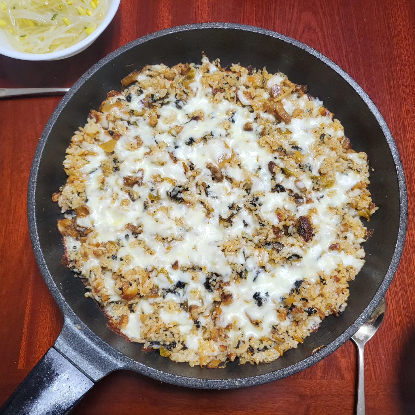 어제 저녁은 삼겹살 김치 볶음밥^^

집에 모짜 찌즈가 있어서 넘다행^^

오랜만에 먹어서 너무 많이 먹었더니 너무힘듬ㅋㅋ

#저녁밥 #삼겹살볶음밥 #모짜렐라치즈 #너무많이먹음