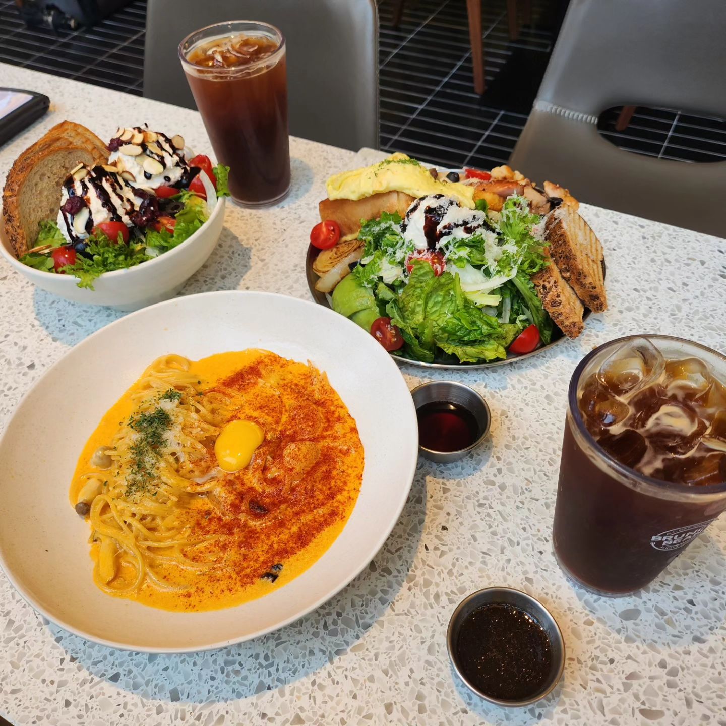 #협찬 #송파브런치 
으~더워서 밥하기 시러요!!
이럴땐😄

가성비 좋구 분위기 좋구 맛은 더 좋은
#송파브런치카페 배가부를때도 가볍게 먹기 좋아요~ 야채가 넘 나 싱싱하고 가득 주셔서
브런치빈 자주가는데요~~♡

스파이시쉬림프 파스타 추천해요😘
매운거 못먹는데도 느끼함을 잡아줘서 
더더 맛나요~~
피클은 달라고 하면 따로 주십니다~

 #잠실브런치 #잠실브런치카페 #잠실데이트 #잠실데이트코스 #잠실맛집 #잠실파스타 #송파파스타 #송파카페 #잠실카페 #브런치빈송파점 #브런치빈