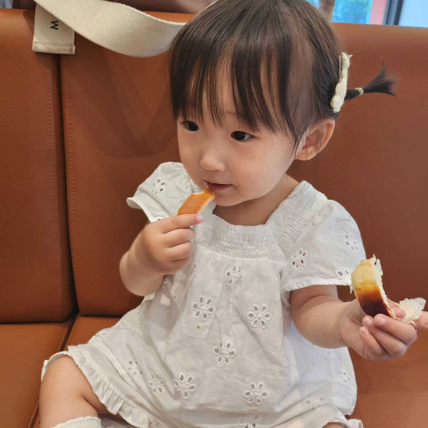 이제 제법 여자아기같아지고있는 김채이👶🏻
요즘 말도 조금하고 의사표현도 늘고있어서 
더 이뿌다🩷
