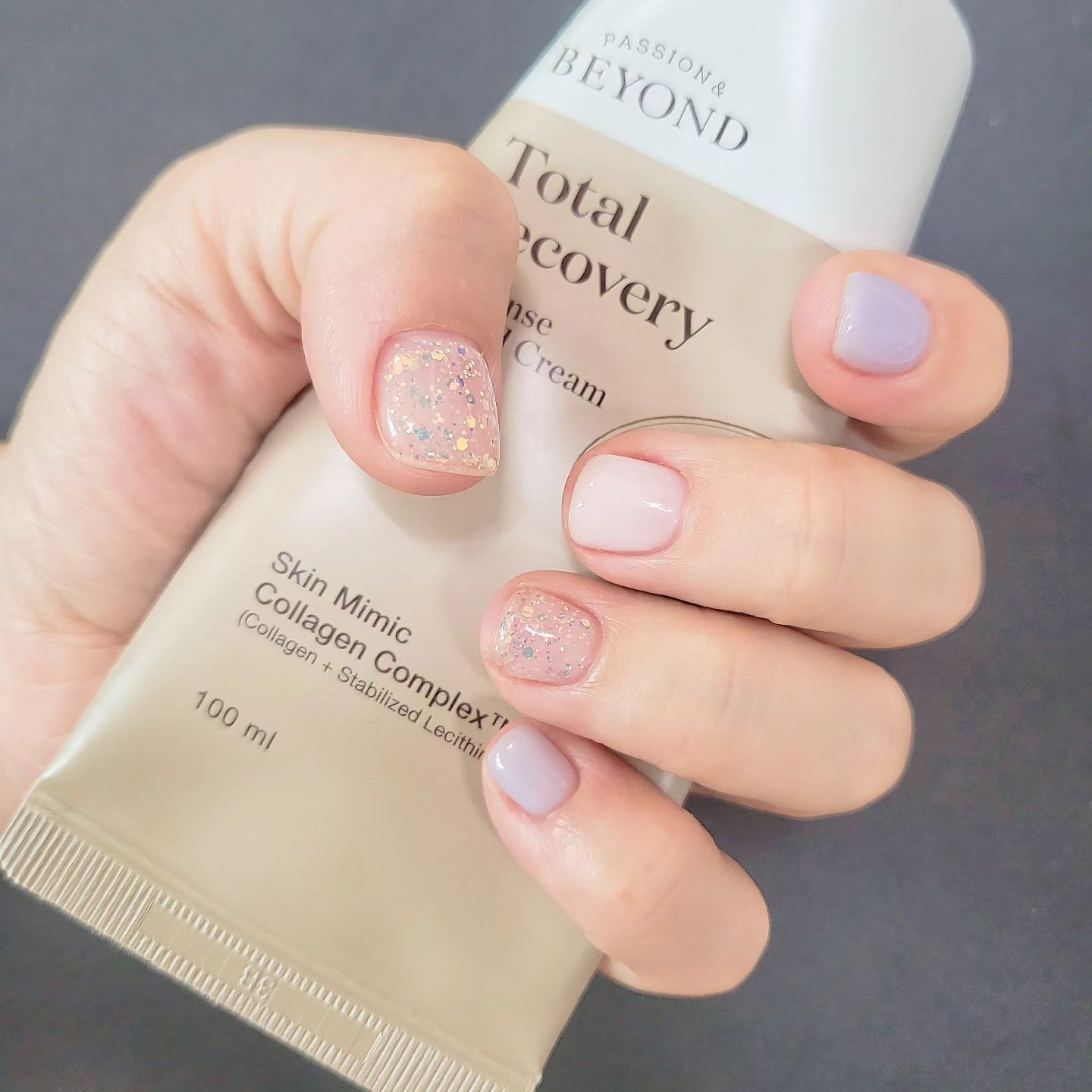 💅🏻

몇년만에 젤네일인지..!!

임신하고부터 안했는데,
일 하기 시작하고, 할까 하다가
손톱이 찢어져서
래핑도 할겸 해서 어제 다녀왔다.

찢어진 부위때문에
빠르게 할 수 있는 시간으로 잡은거라 그런걸까
아트는 안된다고 하셔서
기본으로만!

간만에 하는거라 짧게 했는데
귀욤귀욤한 손톱이 되었다😆

담에 또 가야징!

#네일 #젤네일 #네일아트 #손톱래핑