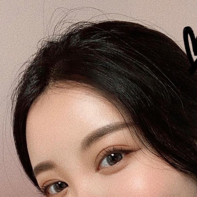 설둥 on Instagram: "#광고 요물 찾았네요 〰️🫶🏻 비건성분 +98% EWG등급 (전체공개 전성분)의 제품이라 민감성 피부타입에도 알맞은 #썬크림 ! 끈적임도 없고 , 발림성도 우수해서 썬크림 유목