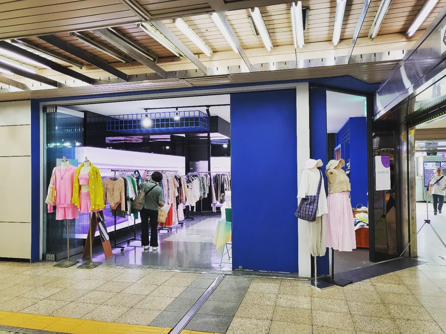 성수역 4번출구
팝업스토어 3일간 진행중~
22~24 토요일까지 !!

#얼반에디션
#성수역팝업
#디자이너브랜드
#유니버스스튜디오
#성수동팝업