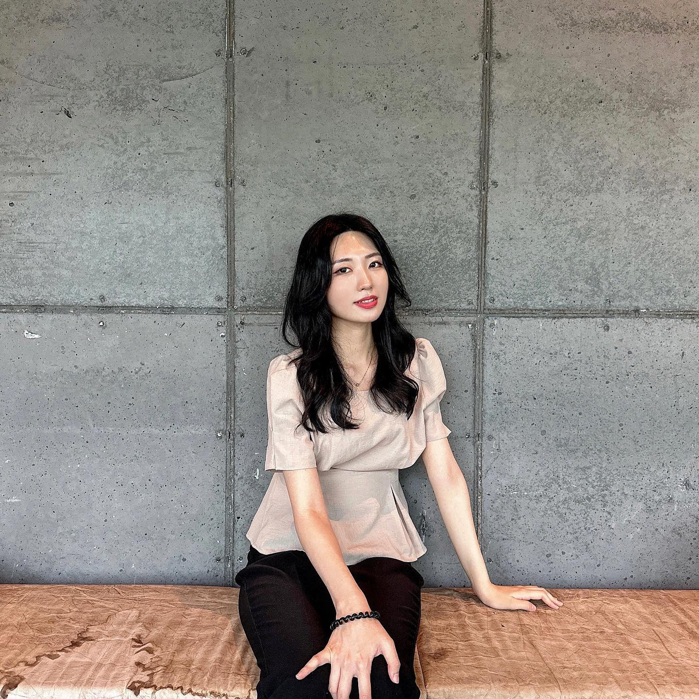 눈을 왜 세모낳게 떠~~ 비가 오는 날에도 가기좋은 제주 서귀포시 통유리뷰 카페 넘 운치있고 좋았다😊

Tmi )
친해지기 전에는 차갑다 다가가기 어렵고 입이 짧은 이미지라는데
실제의 나는 쫑알쫑알 말도 많고 빙구미 넘치고 먹는걸 매우 좋아합니다 옴뇸뇸🐌