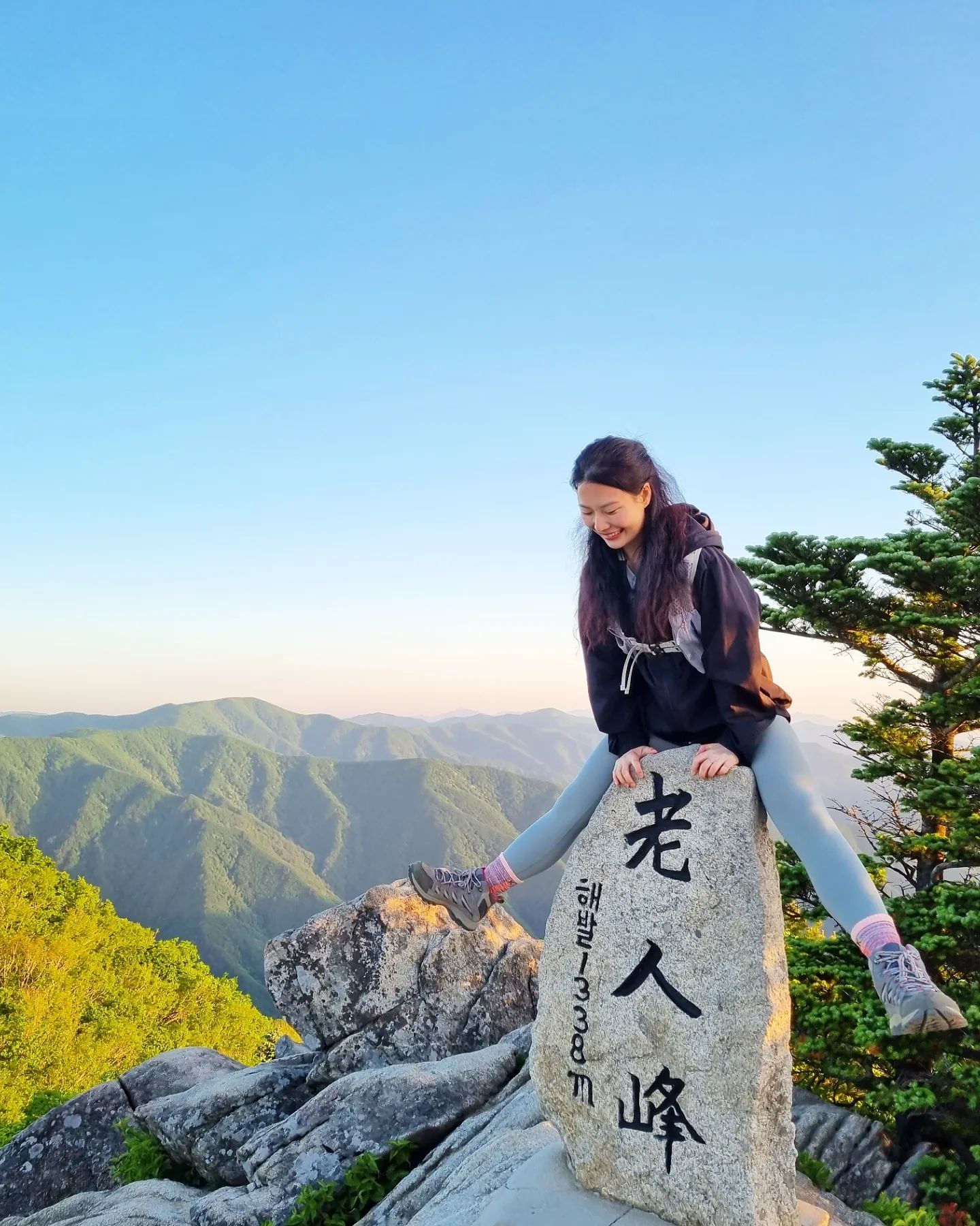#오대산국립공원 #일출등산 🌄
#오대산 #노인봉 2탄😆

비로봉도 올려야하는데 아직도 노인봉ㄱㅋㅋㅋㅋㅋㅋ

_

재동님 금손..
하나같이 다 이뻐서 올릴게 넘 많당ㅠㅠ 이게바로 행복한고민?

이날 드뎌 #등린이 탈출!!!!
등린이는 아니라구 인정받았당ㅎㅎ

_
_
_
#일상 #등산 #등산스타그램 #블랙야크100대명산 #인생샷 #일출 #셀피 #daily #sunrise #mountains #selfie #photooftheday #🧡
