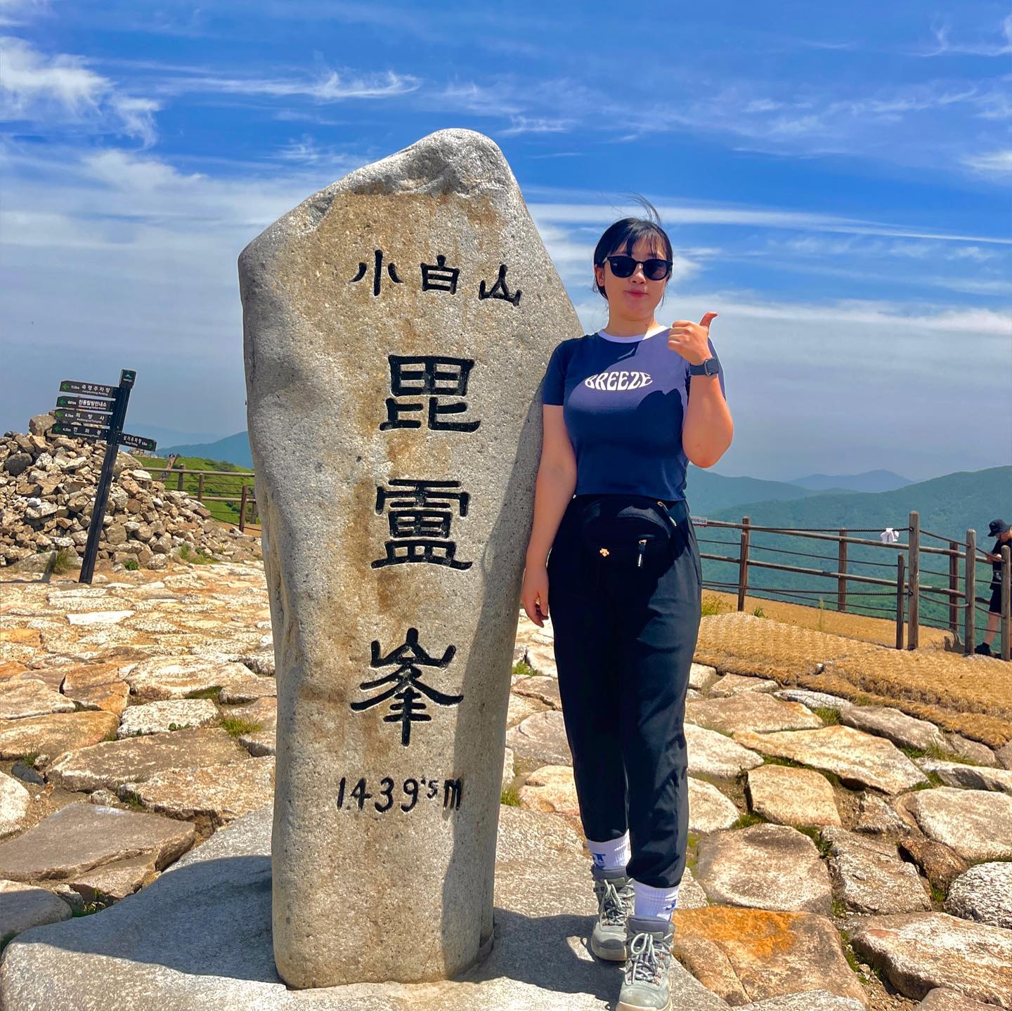 송이의 산행기록 [소백산]
⠀
소백산1439m 2023-06-18 (일)
📍충북 단양
⠀
🌳주소 : 다리안관광지 또는 천동탐방지원센터
🌳코스: 다리안폭포 ->천동계곡탐방로->천동쉼터-> 천동삼거리 ->비로봉(정상)->원점회귀
🌳입장료: 무료
🌳주차 : 다리안광광지에 주차 ( 주차요금 3,000원 )
🌳소요시간 : 7시간(1083kcal) -트랭글기준
*중간에 핸드폰이 배터리없어 꺼져서 끝까지 기록 못함
🌳총km :12.8km
🌳화장실:다리안관광지1개, 천동탐방안내소1개, 천동쉼터1개(마지막화장실) 총3개
⠀
⠀
솔직히 검색 많이 안해보고 가서 천동계곡쪽으로 가는 블로그 글만보고
출발한곳, 어의곡탐방지원센터가 최단거리 코스인줄알았으면 거기로 갔을텐데;..
준비성이 없어서 주차장에서도 우왕좌왕.. 여기가 등산로가 맞나?
다리안관광지 도착해서 오토캠핑장이나 유스호스텔있고 아이들 놀기에 좋은곳인데
여기에 등산로가 있다고? 해서 다시 나갈뻔했는데 등산장비 갖추고 걸어올라가는
사람들 따라 올라가다보니 등산로가 있었다. 등산오는사람들이 쉽게 올라갈수있게
잘 표시해두면 좋을듯.ㅎ ㅋ
천동탐방안내소 에서 부터 등산이 시작된다고 생각하면되는데, 그때부터 은근히 껄떡고개도
아닌데, 평지도 아닌것이 기분이 살짝? 나쁜 오르막길이 끝도 없이 이어졌음
우거진 나무 숲사이로 걷는거다보니 덥지않아서 너무 좋았다 은은하게 시원한 바람이 불어줘서
기분이 좋다가도,, 내가 이 코스를 선택한게 정말 맞는건가 싶은생각이 오며가며
짜증이 났다가도 기분이 좋아졌다가도 ㅋㅋㅋㅋㅋ 아침을 안먹고 와서 배가 고파서 인지 ..
⠀
길고 긴 오르막길을 진짜 3시간30분을 올라갔다...온몸은 땀범벅
천동삼거리가 눈앞에 보이더니 진짜 한국의 스위스라고 불릴법한 뷰가 눈앞에 나타나니까
올라왔던 3시간30분의 힘겨운시간 보상받는기분이었음
그리고 30분정도의 오르막길을 오르는데 나무가 없어서 진짜 햇빛을 그대로 내가 흡수해야됨
근데 그냥 더운바람이 아닌 찬바람이 솔솔 불어줘서 기분이 너무 좋았음 보상받는기분
정상에서 정상석과 사진한번찍고, 옆에 어의곡센터로 가는길에 큰돌위에서 사람들 사진찍길래
엄마가 거기가고싶다고해서 왜찍는지 모르겠는 바위앞에서 사진찍고 그 뒤에서 점심해결한 뒤,
원점 회귀 ^^ 3시간30분을 힘겹게 올라온 그 길을 내려가는데,.. 주차장에 거의 다온거같은데
아직도 2km 남은거 보고 또 짜증이 밀려옴..ㅎ 그래도 힘내서 내려가보자 하면서 축지법 쓰듯이
내려가다가 뒹굴어서 옆 허벅지 멍들고 무릎 까지고 ㅋㅋ 나는 누워있고 별이 보이는것같고
다리는 아픈데 사람들 보는게 챙피한데 일어나지는 못하고 ㅋㅋ휴
그래도 후회없는 산행이라고 내 자신에게 산스라이팅을 해본다 ㅎ 끝
⠀