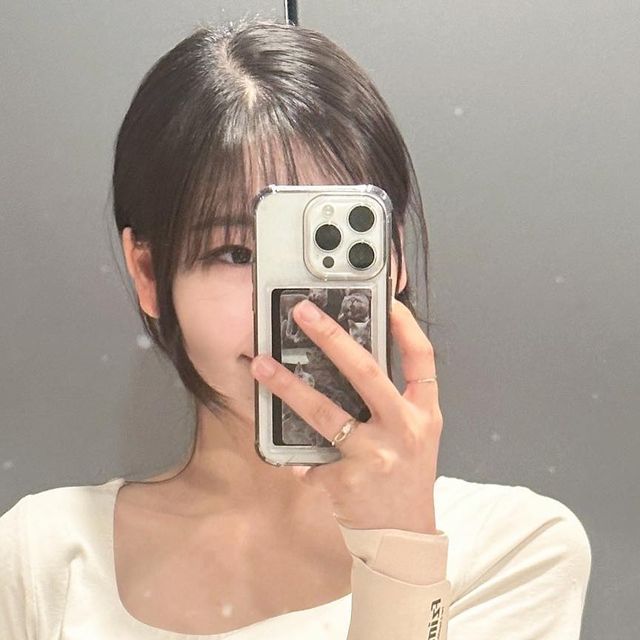 민지 on Instagram: "#광고 요즘 일이며 공부며 손목 쓸 일이 많아서 자주 뻐근하고 아픈 제 손목을 구생해 준 제품입니다,,😵‍💫 딱 착용하자마자 손목을 꽉잡아줘서 쓸데없는 움직임을 최소