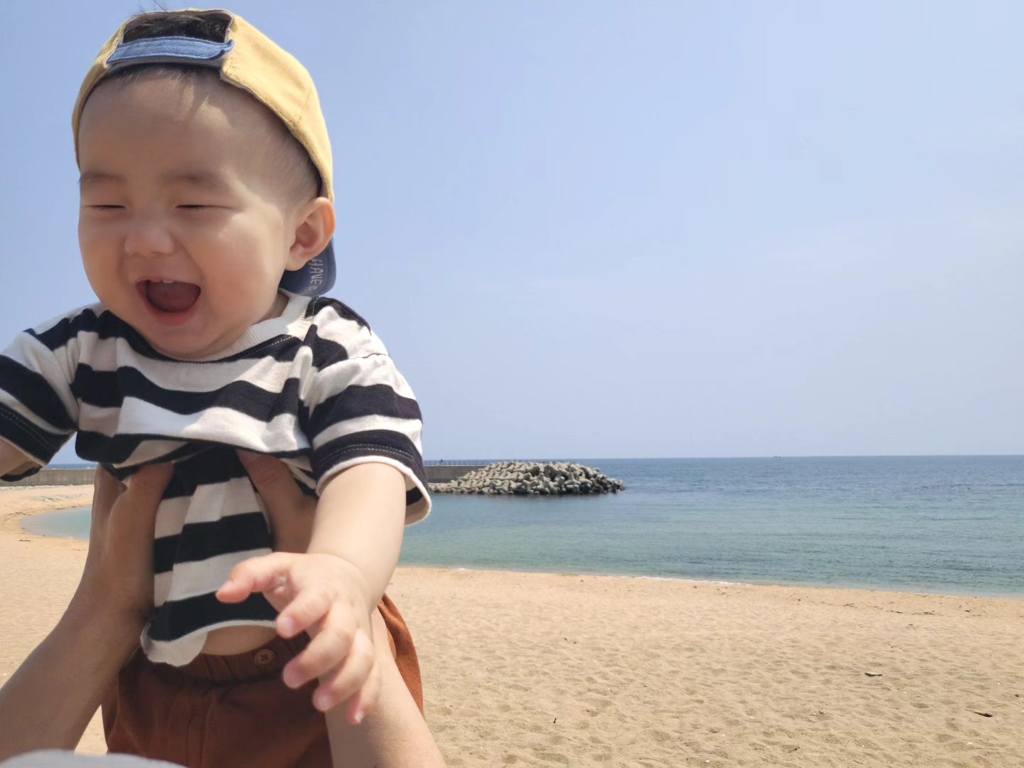 🌊 바다구경:)

이 귀여운 쪼꼬미 어쩔..😉

#모자빨아기 #10개월아기 
#미소천사 #둘찌는사랑 #❤