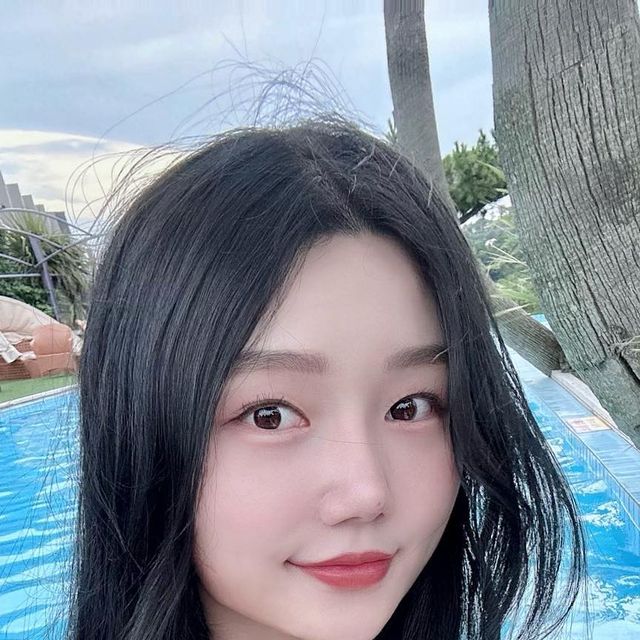 영주 on Instagram: "#ad #메디큐브 여름철 저의 최애 선크림🏖️⛱️💓 놀러갈 일 많은 요즘 선크림 없이 나갈 순 없잖아요?!🌞 수분함량 67%라 수분크림처럼 가볍구 촉촉해서 제형이 제