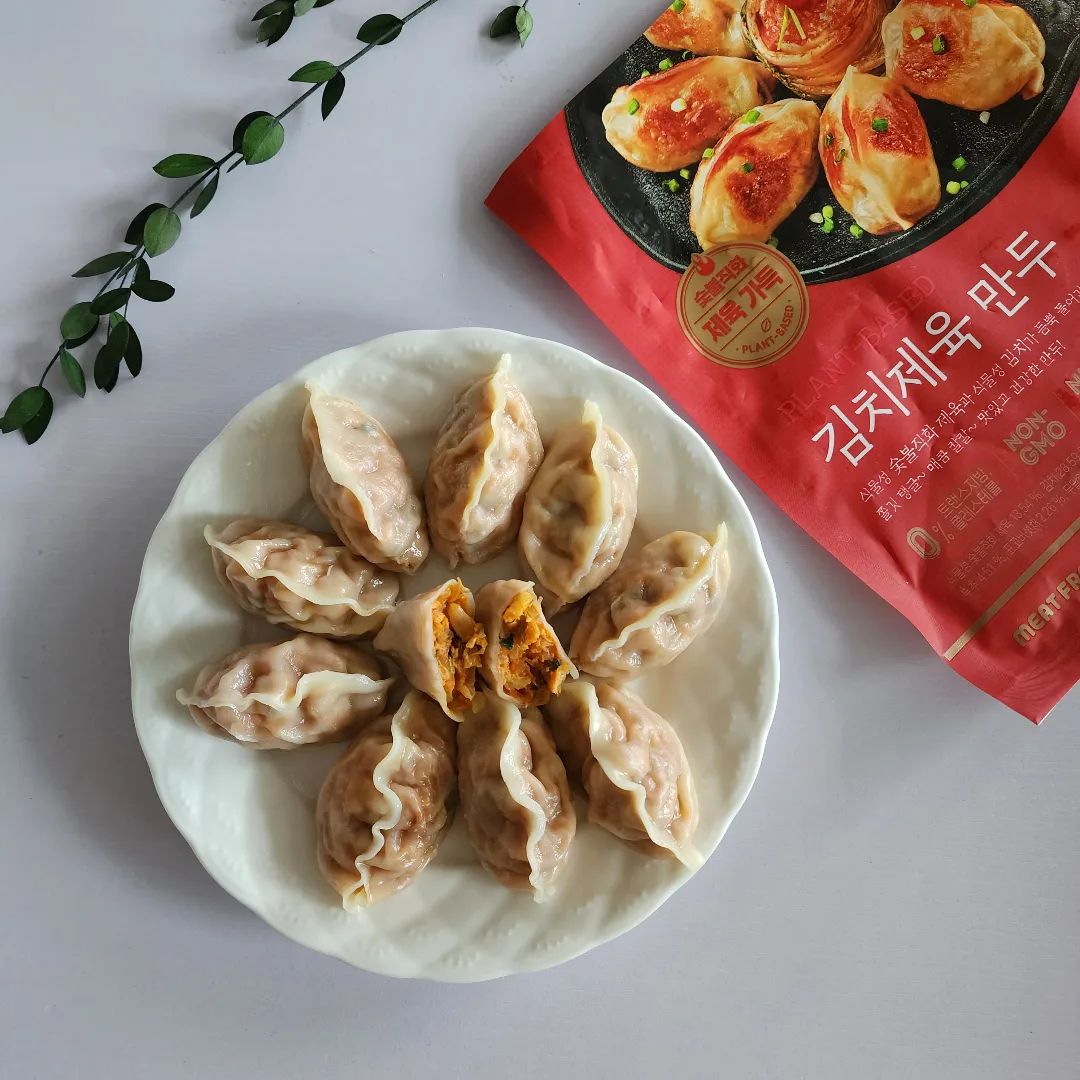 #협찬 
Plant Based 숯불갈비 만두는 5가지 채소와 당면, 식물성 숯불직화 갈비살을 만두 속재료로 사용하여 아삭 십히는 식감이 일품인 맛있고 건강한 만두에요~

식물성 재료만 사용하여 식단 조절 또는 건강식을 찾으시는 분에게 매우 적합하며 트랜스지방, 콜레스테롤 0%, NON GMO 으로 칼로리 때문에 고민하시는 분들은 걱정없이 언제나 먹을 수 있어요
콩 풋내, 단백질취 등 대체육 특유의 향미 제거하였으며 HACCP, FSSC22000 인증을 받은 안전한 제조시설에서 직접 제조한 제품이에요 

#김치제육만두 #비건만두 #비건식품 #이노하스미트프리덤 #김치제육 #비건김치제육만두 #채식만두 #채식 #제육만두 #만두 #김치제육만두 #김치만두 #건강식 #비건김치제육 #비건요리 #채식고기 #비건고기 #다이어트고기 #야채만두 #다이어트만두