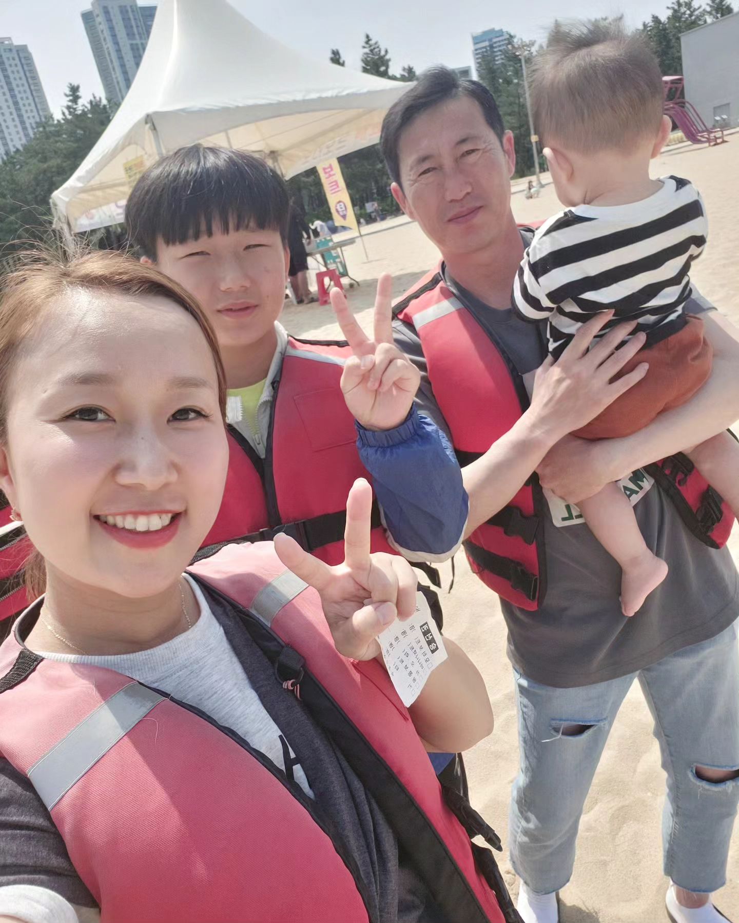 #가족여행

보트🚤타기!!

큰아들의 요청으로 큰맘먹고 타기!!
바람을 가르며
바다를 향해 달리니 스트레스가
확~~풀려서 나도 힐링😉

큰아들 덕분에 두번타기😄😄

쪼꼬미는 무서워도 울지않고
아빠한테 꼭!!! 안기기~~~

#너가즐거우면됐어❤️ 
#3박4일 #속초여행 #돌기념여행