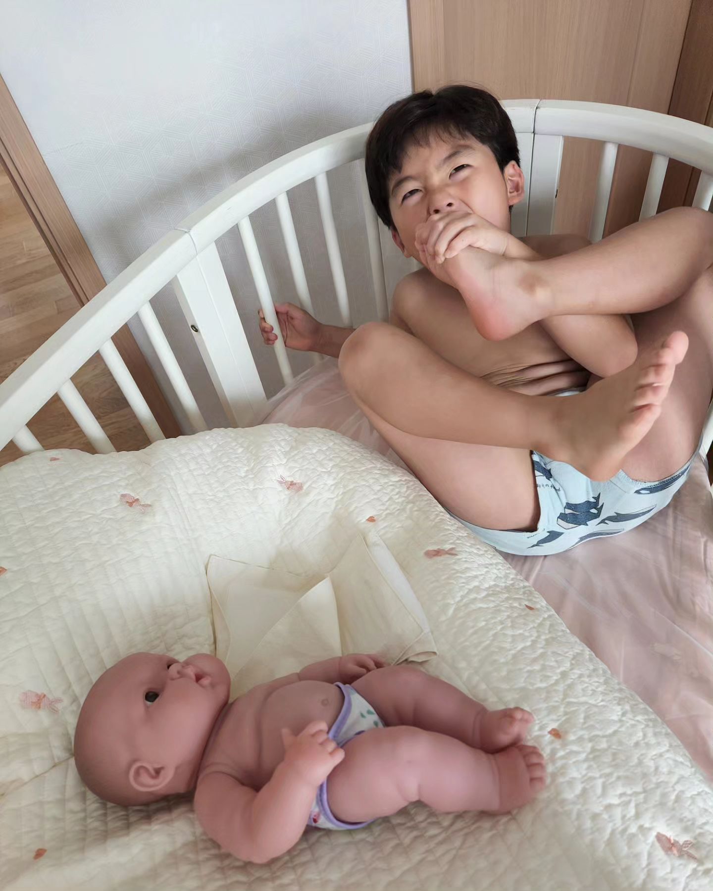 :D
300일동안 젤 고생한 우리 승기 ❣️

승연이가 태어나기 전에는 설레임과 걱정때문에.. 태어나고 난 후에는 동생이 예쁘고 좋지만 질투도 나고 여러가지 복합적인 마음때문에 울기도 많이 울고(ing...ㅋㅋㅋ) 고생했다.

어쨌든 둘이 너무 예쁘다. 내 사랑들 💕

#쑥쑥스타그램 #행복스타그램 #인스타베이비 #일상 #기록 #daily