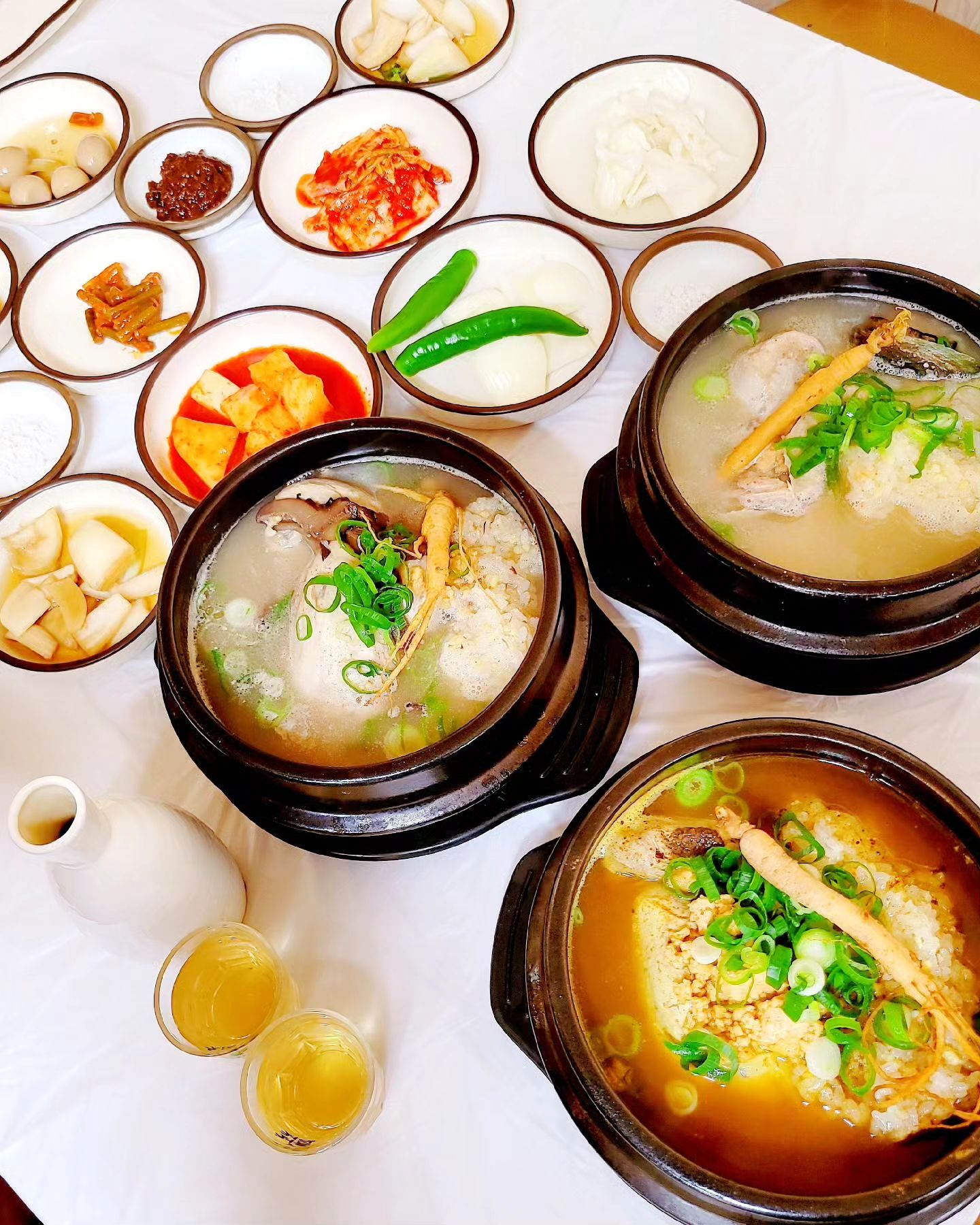 몸보신 거~하게 한상😋

 
강릉여행 마지막 날 저녁🤍
물놀이 마치고
뜨~끈하게 몸보신하러 들렀던 제일강산!

놀기만 하는데도
체력이 딸리니..에너지 보충하며놀자ㅜㅜㅎㅎ

깔끔한 밑반찬에,
직접 담근 인삼주가 나오구요🩷

촉촉보들한 영계살과
쫀득한 찹쌀죽을  먹으니 
와~  진짜 제대로 몸보신한 느낌‼️

6세공주까지 후루룩찹찹💜

마지막에 입가심으로
직접 만든 식혜까지 통에 담아주시더라구요😍

백숙 가격도 넘 착한데
인삼주에 가득가득 밑반찬에 식혜까지
남는거 있으시려나몰라요 사장님ㅋㅋ🙈

덕분에 몸보신 제대로 하고 왔더래요😘
 
 

#강릉맛집 #홍제동맛집 #강릉백숙 #홍제동백숙 #강릉삼계탕 #홍제동삼계탕 #강릉몸보신 #강릉데이트 #강릉회식 #강릉터미널맛집 #강릉고속터미널맛집 #강릉시외버스터미널맛집 #강릉백반식 #강릉가정식 #강릉백반식당
