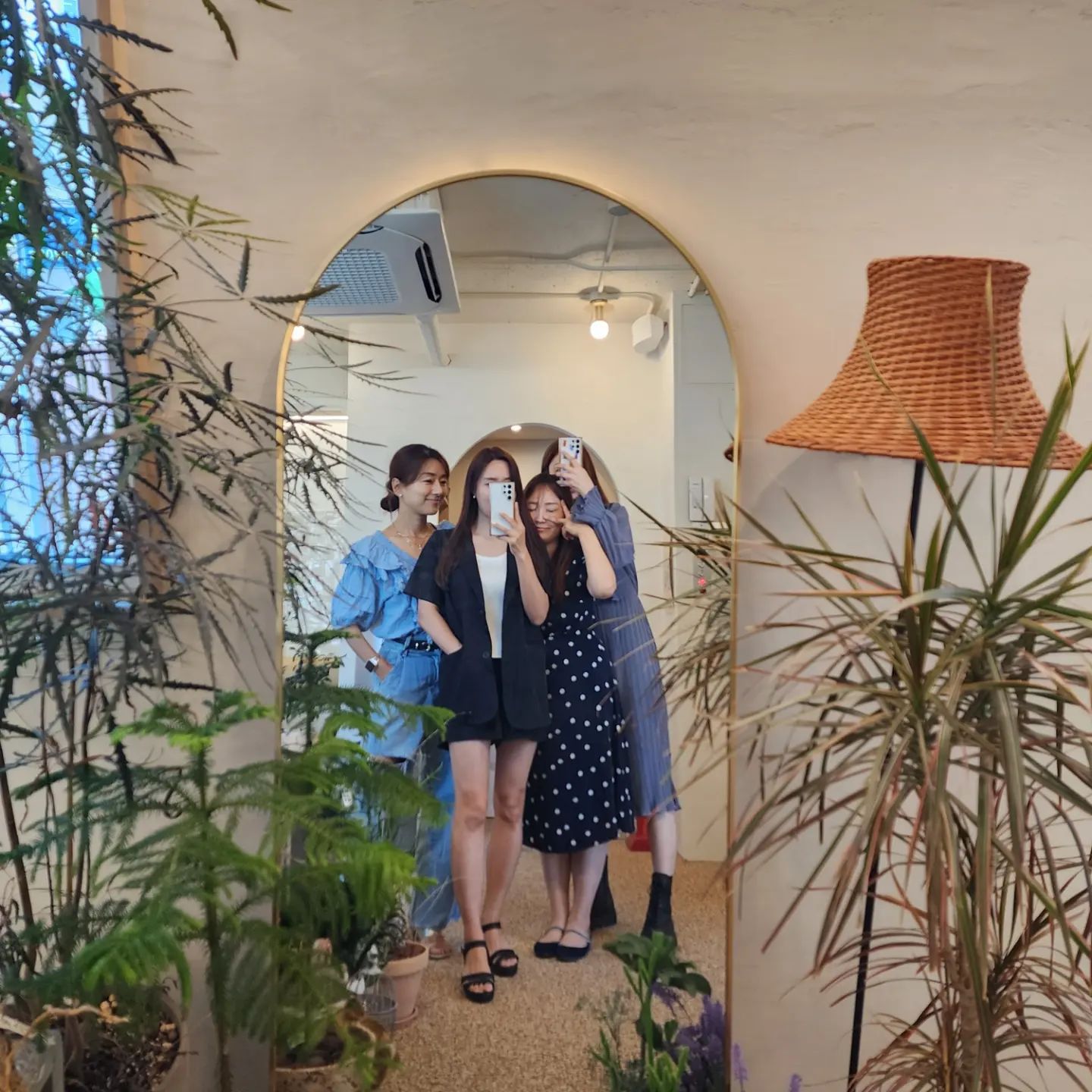 롱다리 모델들 사이에 나🥰
만나면 늘 하트뿅뿅인 이쁜 언냐 동생이랑
배터질듯 빵먹고 커피 마시고❤
그나저나 빵 왜이렇게 마시써...♡
맛탱구르르

#오늘아님주의 #롱브르378