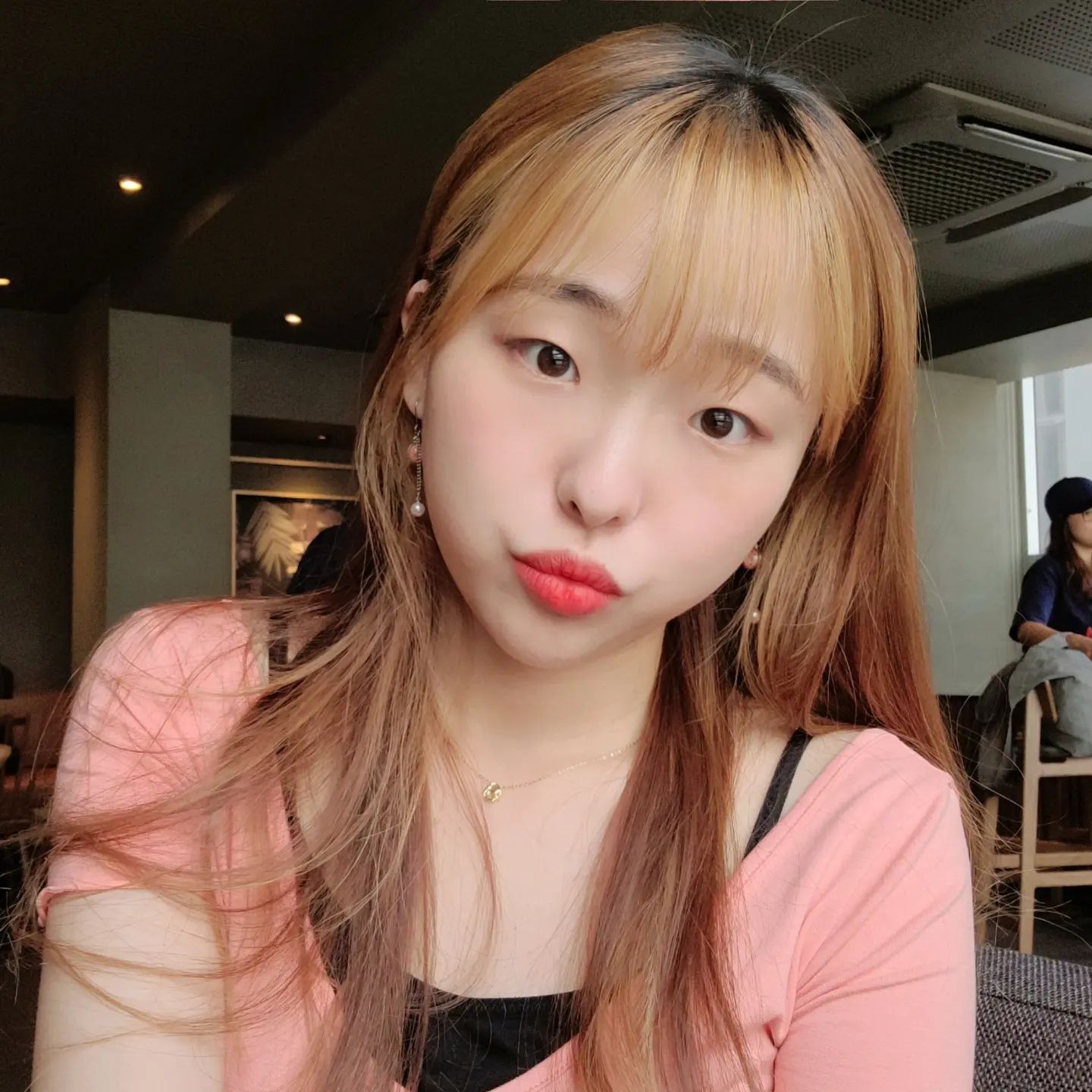 #정자역피부과 #릴리이드M #물광주사 #오브디의원 #물광주사후기 #스킨부스터 #히알루론산
.
.
푸석푸석하고 건조한 피부가 걱정돼서
#스킨부스터 알아보다가 릴리이드M을 받았다!
프리미엄 히알루론산이 쏙쏙 흡수되어서
잃었던 속광을 얻은 느낌..
.
안그래도 날씨가 왔다갔다 해서;
메이크업 잘 안 먹고 피부도 나빠지고 있었는데..
확실히 속부터 탄탄해지니까 당기는 느낌이 잡힌 것 같다
.
워낙 아프다고 해서 걱정했는데.. 생각보다 참을 만 했음!
역시나 이번에도 잘 참는다고 칭찬 받았고~
빠르게 해주셔서 덜 아팠던 것 같음 ㅎ
겉촉속탄 피부♡
.
.
#정자역피부관리 #분당피부과 #분당피부관리 #릴리이드
#건성피부 #수분관리 #보습 #HA #피부재생 #콜라겐