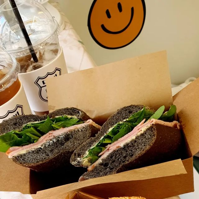 SIA💕 on Instagram: "#광고 #샌드위치맛집 [미아사거리] _🌮"로드샌드위치" 얼마 전, 인터넷 검색 중 우연히 보게 된 존재감 뿜뿜‼️ 뿜는!! 깜둥깜둥한 "먹물트러플 잠봉뵈르" 샌드위치의 비쥬