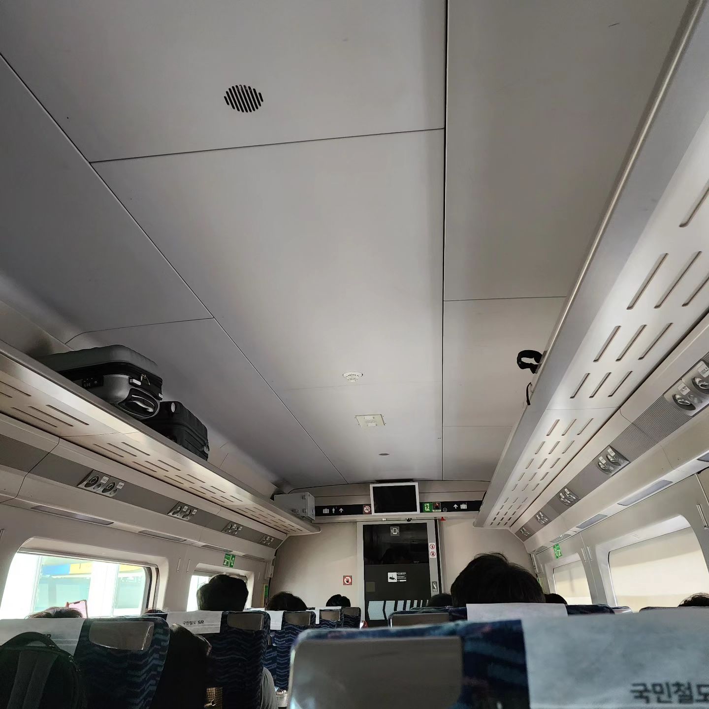 대전가는 기차안  긴급환자발생으로 오송역정차중 기차안 불 다 꺼지고 ㅜ 무섶 ㅜ  대전도착 시간은 이미 지났으나 119구급대오고 환자 이송이니 착하게 기다림